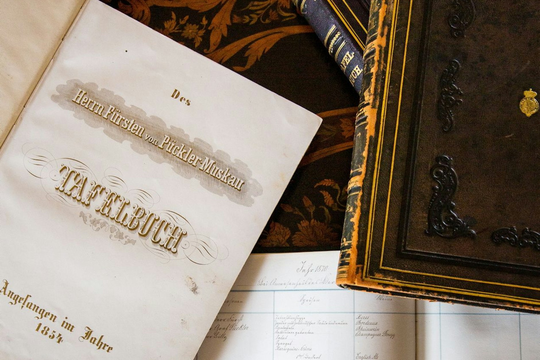 Fünf Tafelbücher erzählen über mehr als 3500 Festessen auf Schloss Branitz. Ein kulturhistorischer Schatz.