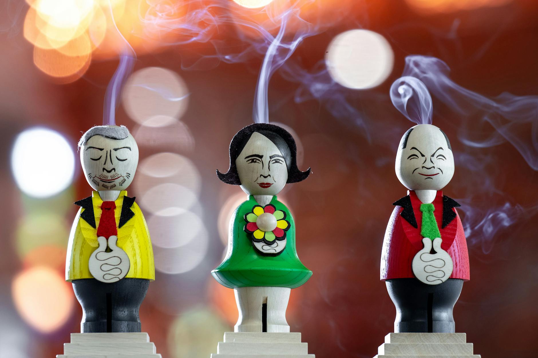 In der Schauwerkstatt der Seiffener Volkskunst rauchen den Ampel-Spitzenpolitikern Christian Lindner, Annalena Baerbock und Olaf Scholz die Köpfe. Das Trio ist neu im Programm.