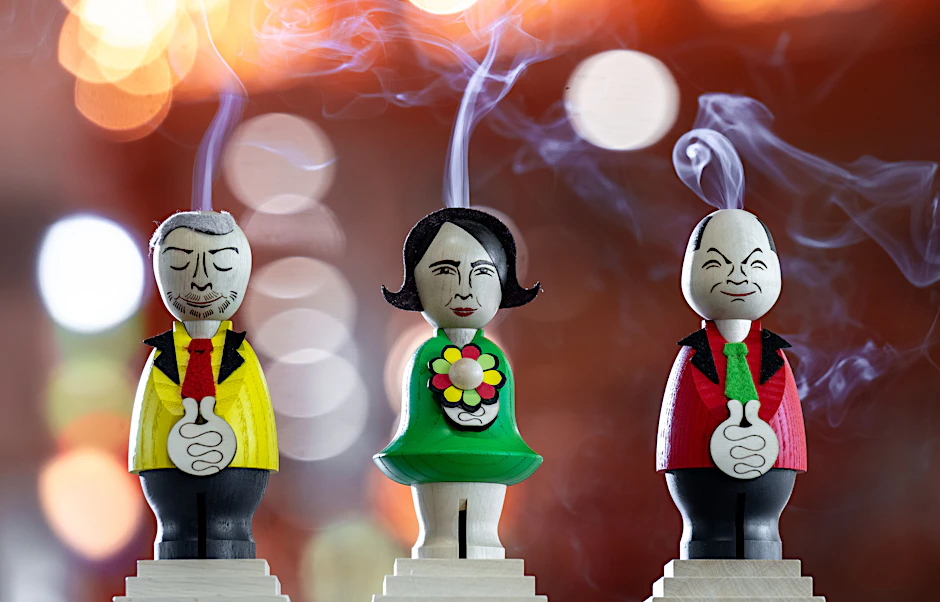 In der Schauwerkstatt der Seiffener Volkskunst rauchen den Ampel-Spitzenpolitikern Christian Lindner, Annalena Baerbock und Olaf Scholz die Köpfe. Das Trio ist neu im Programm.