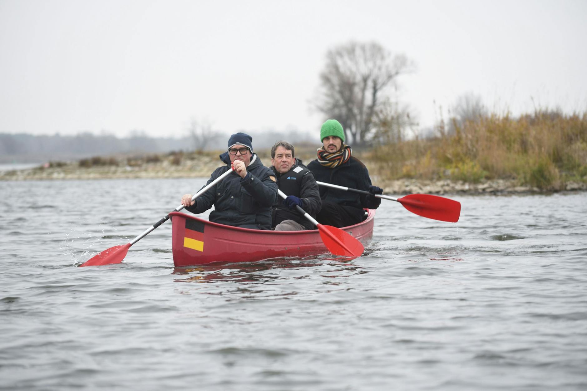 Auf Kontrollfahrt nach der Umweltkatastrophe: Sascha Maier, Hannes Petrischak und Noah Bartel auf der Oder.