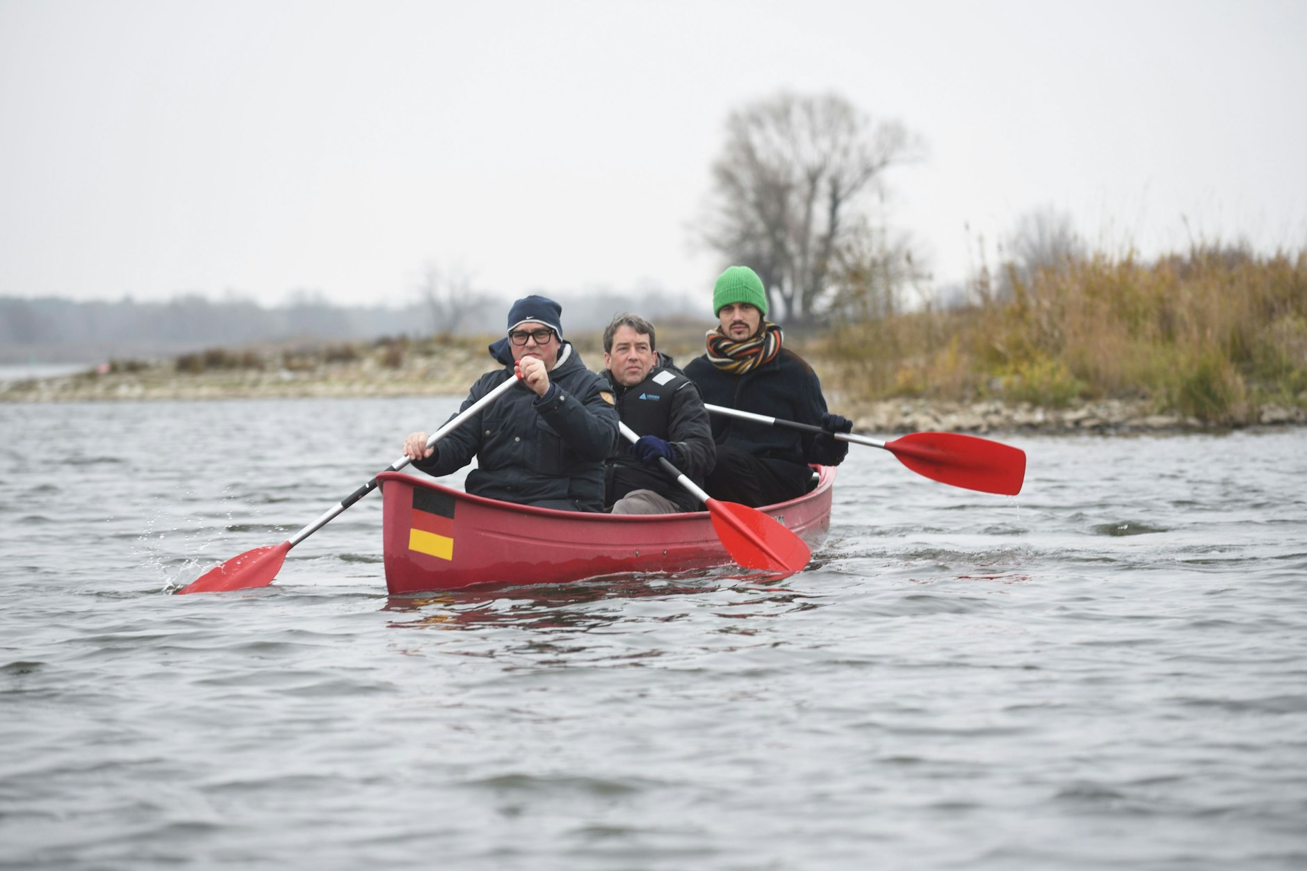 Auf Kontrollfahrt nach der Umweltkatastrophe:&nbsp;Sascha Maier,&nbsp;Hannes Petrischak und Noah Bartel auf der Oder.