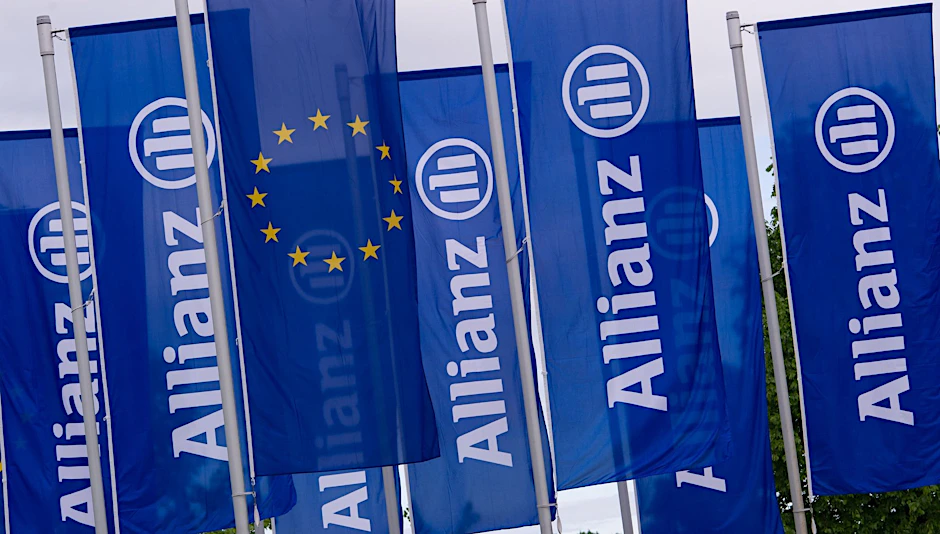 ARCHIV - Fahnen des Versicherungskonzerns Allianz wehen vor der Olympiahalle in München.  