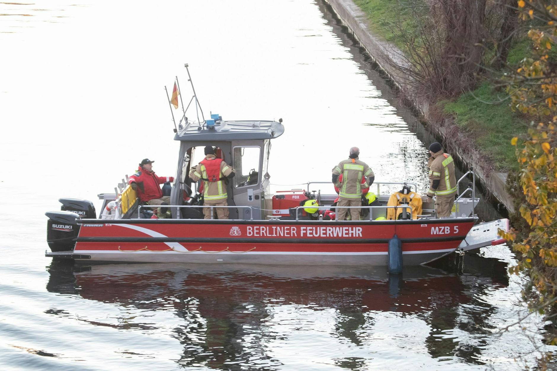 Taucher und die Berliner Feuerwehr suchen im Landwehrkanal nach einer Leiche (Archivbild). 