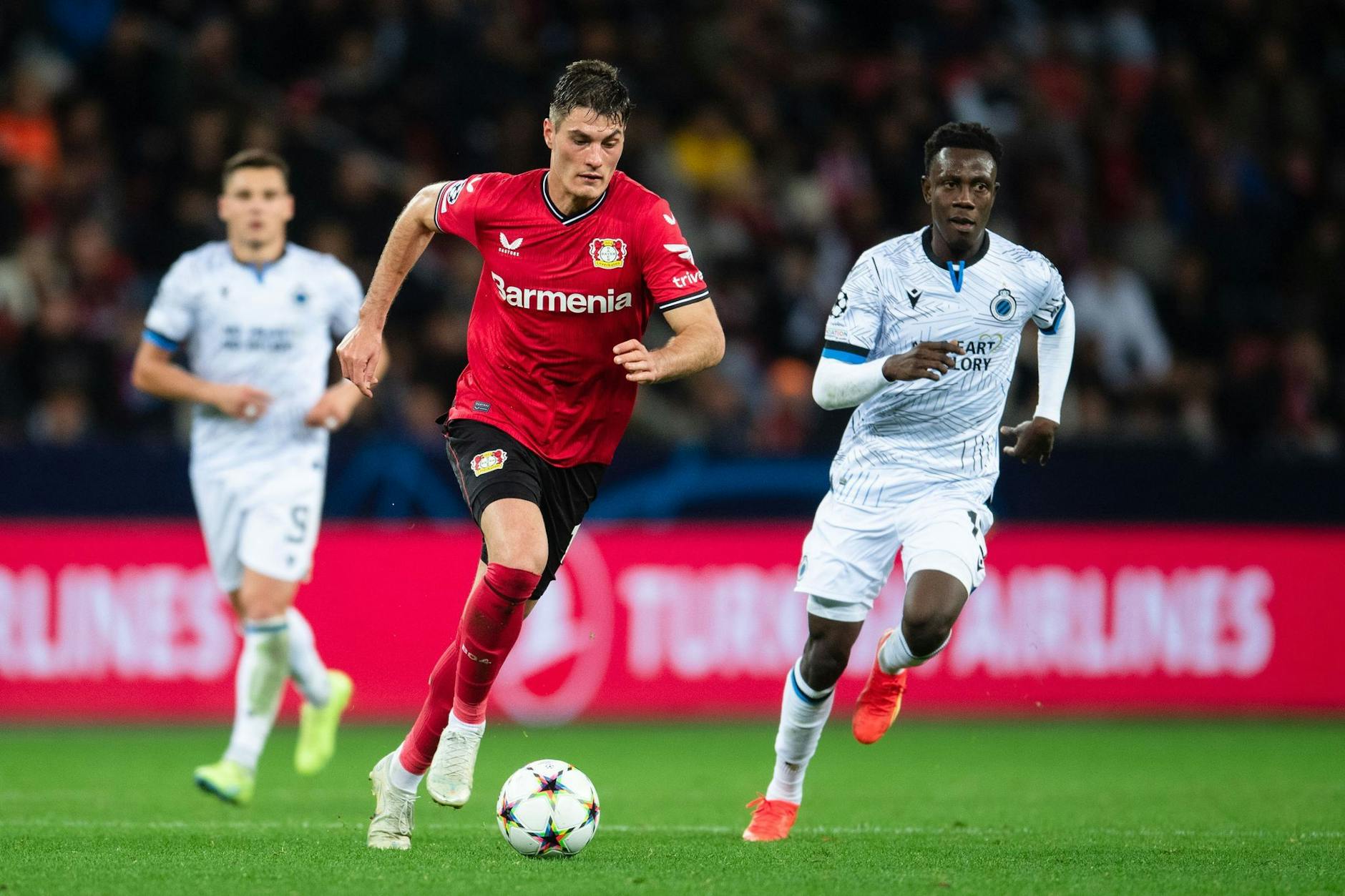ARCHIV - Leverkusens Patrik Schick (M.) hat seit Wochen Leistenprobleme. entur GmbH/dpa