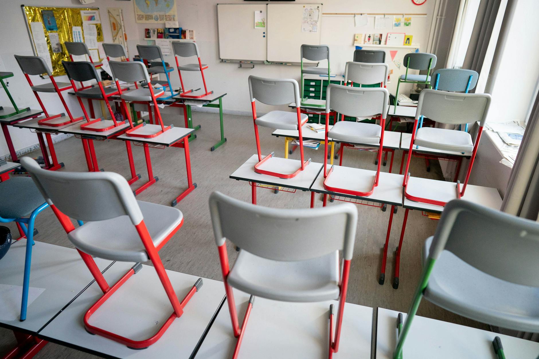 Berlin: Stühle stehen in einer Schule im Berliner Stadtteil Friedenau auf den Tischen. Die aktuelle Krankheitswelle hat auch Lehrer und Erzieher erwischt.
