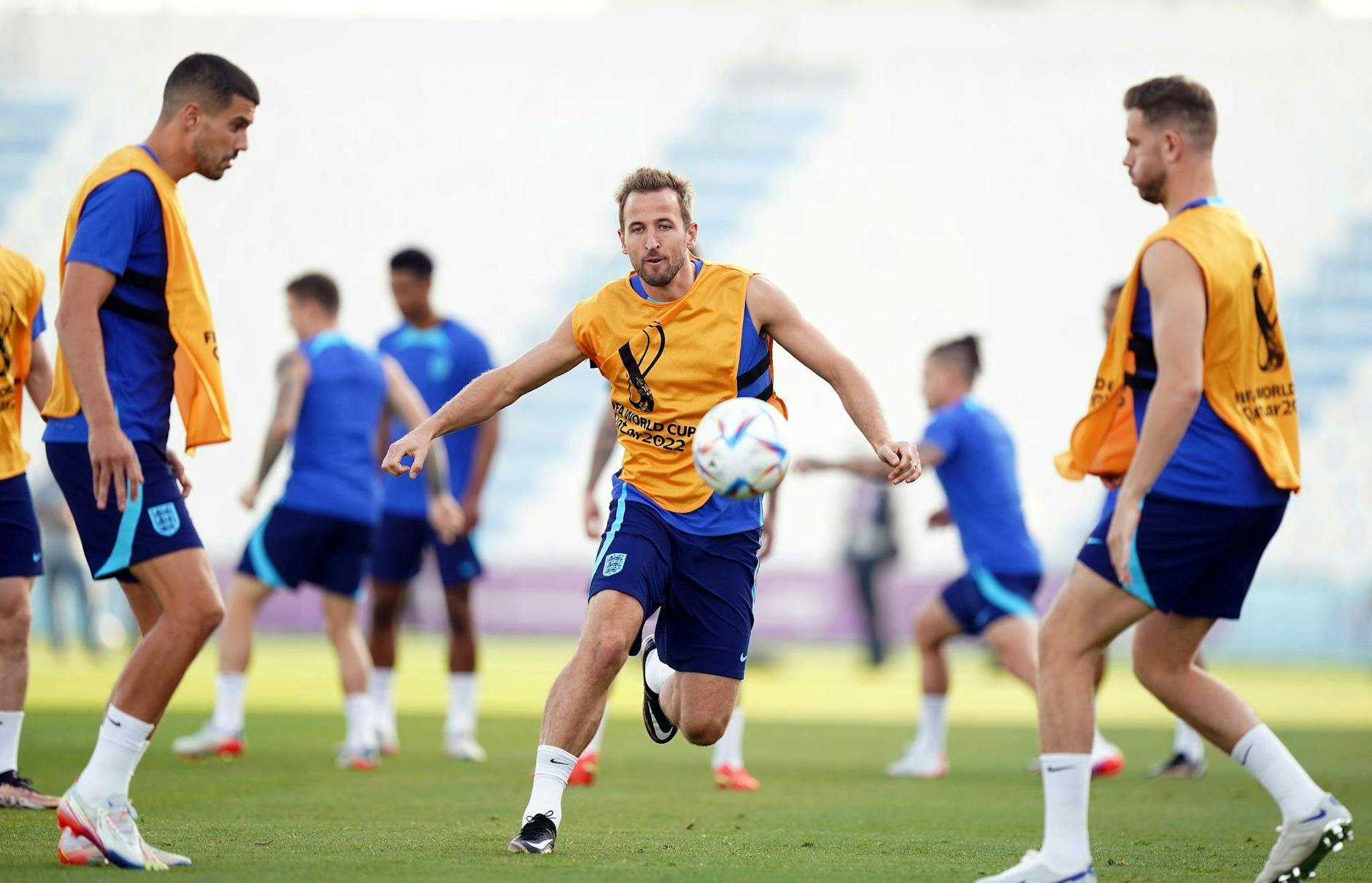 Die Engländer um Kapitän Harry Kane (M.) schotten sich ab.