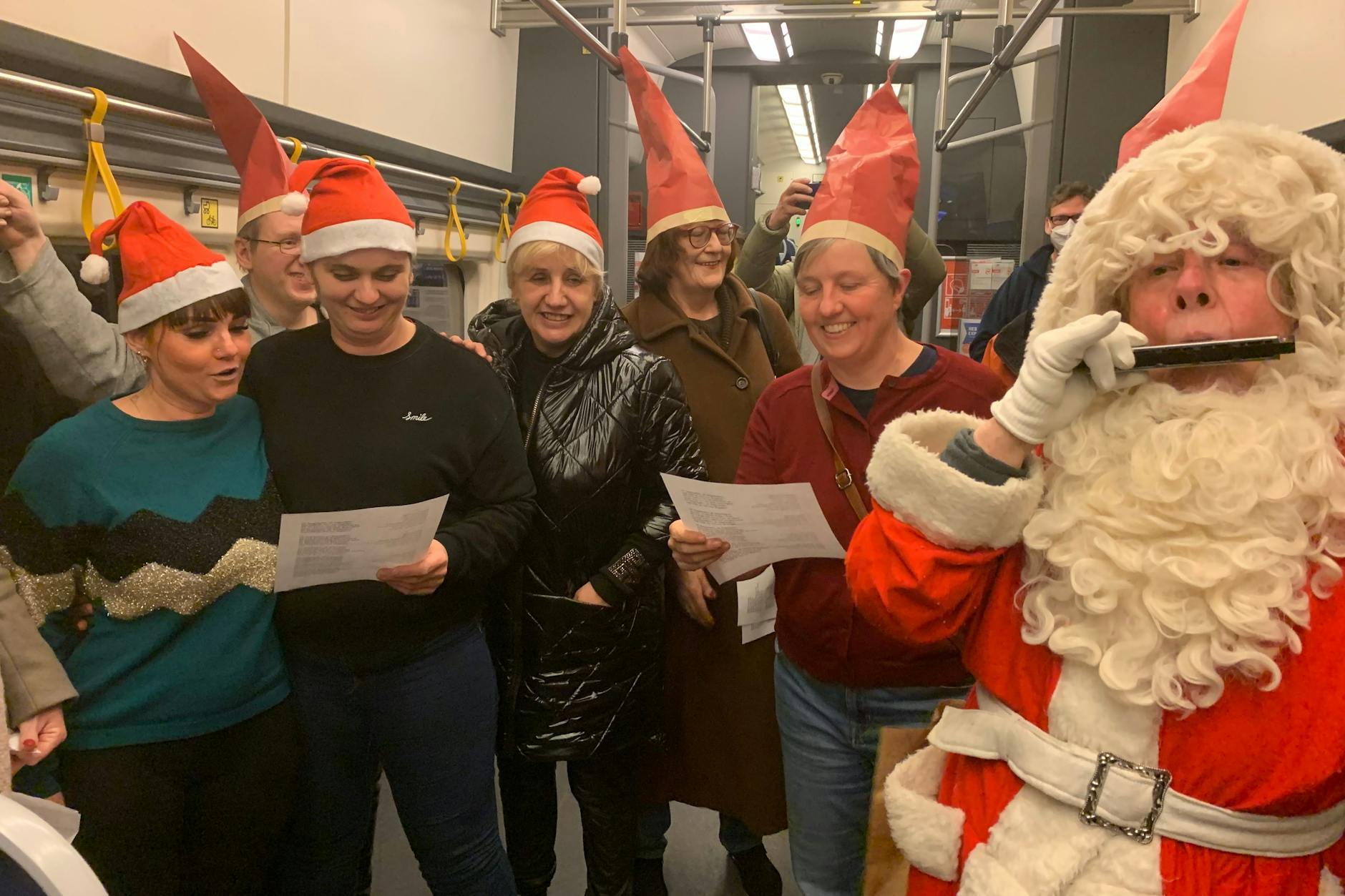 Flashmob in der Regionalbahn von Berlin nach Küstrin-Kietz: Mitglieder der „Initiative für zuverlässigen Nahverkehr“ singen umgedichtete Weihnachtslieder, um auf die Probleme auf der Strecke aufmerksam zu machen.