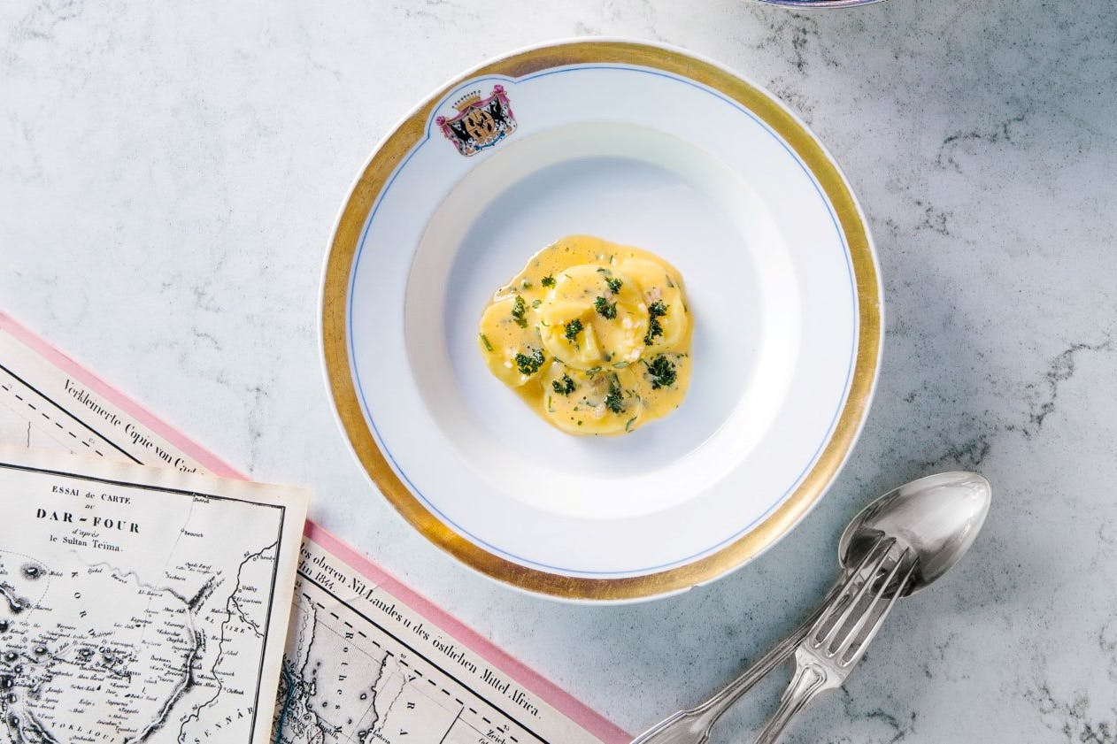 Mit Essig und Ei: „Kartoffeln Semilasso“, eines der historischen Pückler-Rezepte, die Küchenchef Tim Sillack modernisiert hat. 