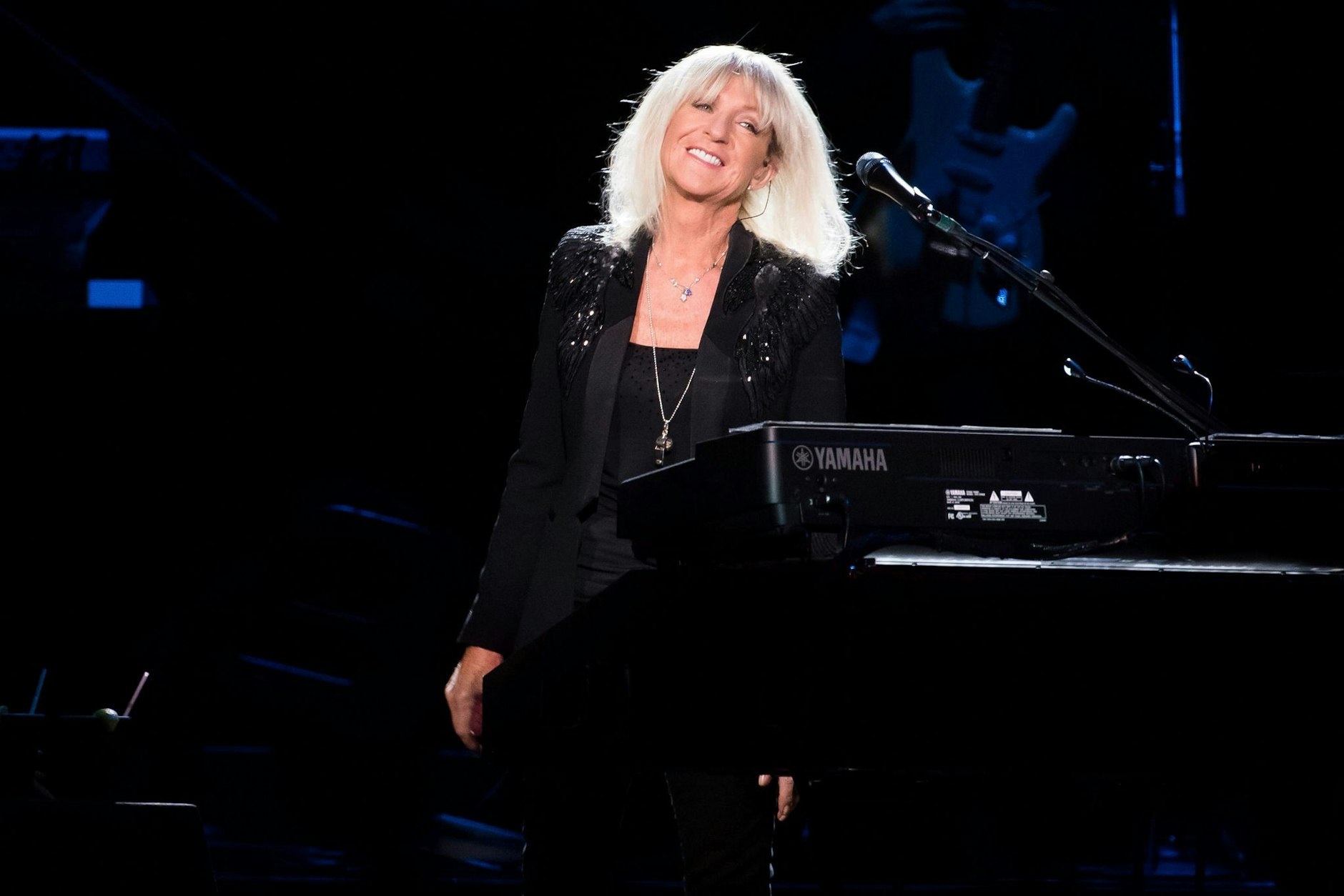 ARCHIV - Christine McVie von der Band Fleetwood Mac tritt im Madison Square Garden auf. Die britische Sängerin und Songwriterin ist tot.  