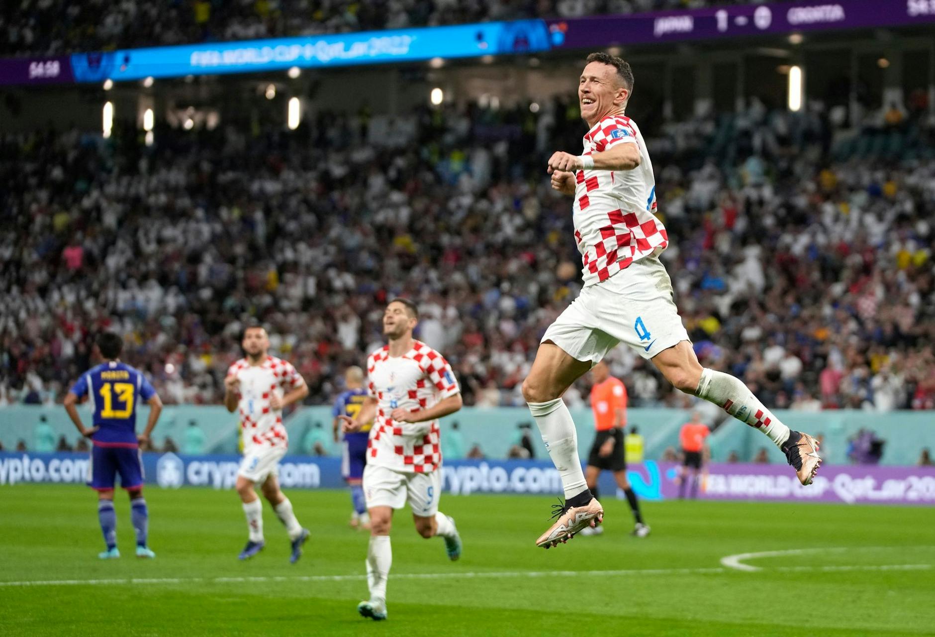 Kroatiens Ivan Perisic (r) jubelt nach seinem Tor zum 1:1.