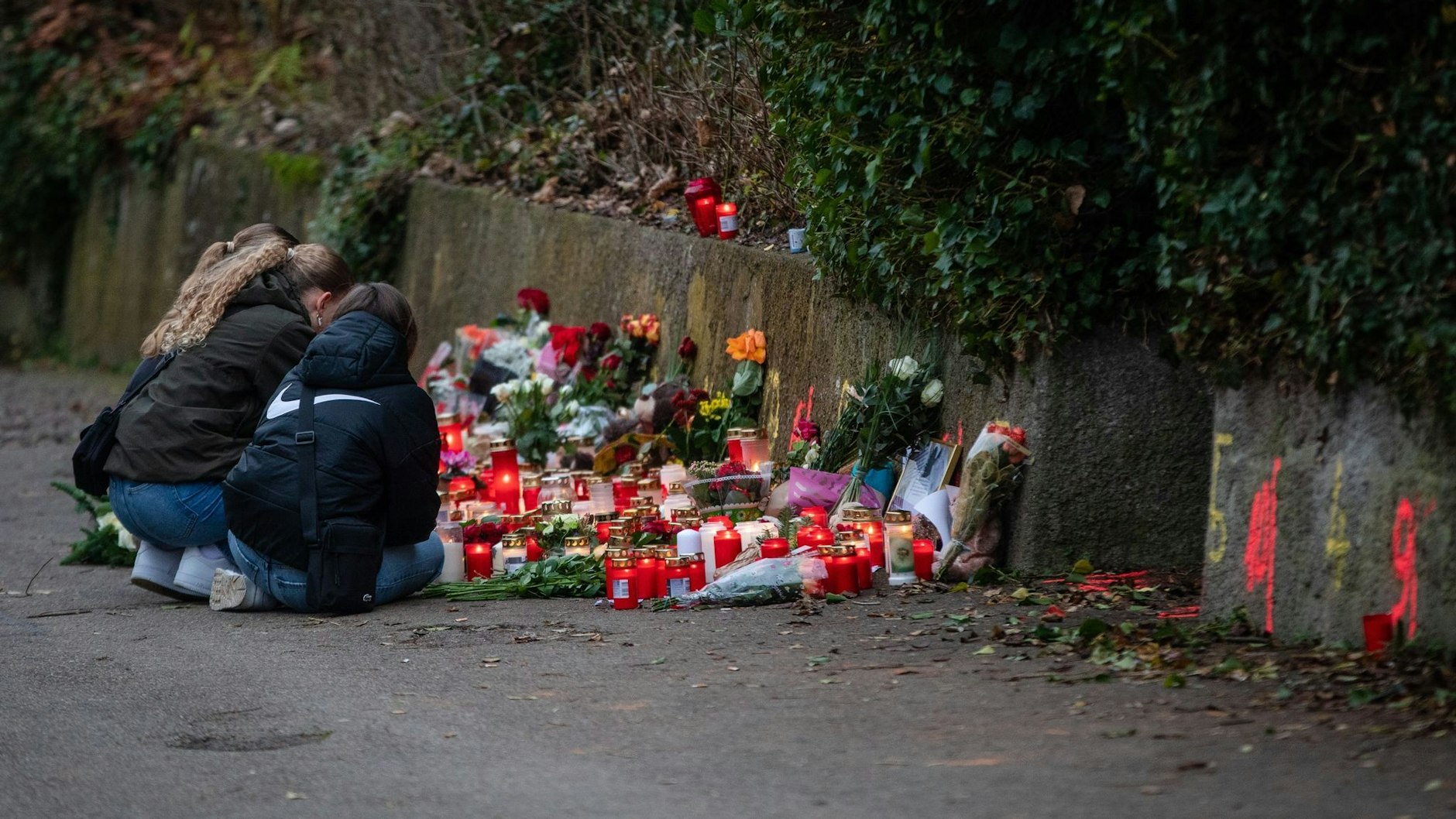 Drei Mädchen trauern am Tatort der tödlichen Schulweg-Attacke in Illerkirchberg.