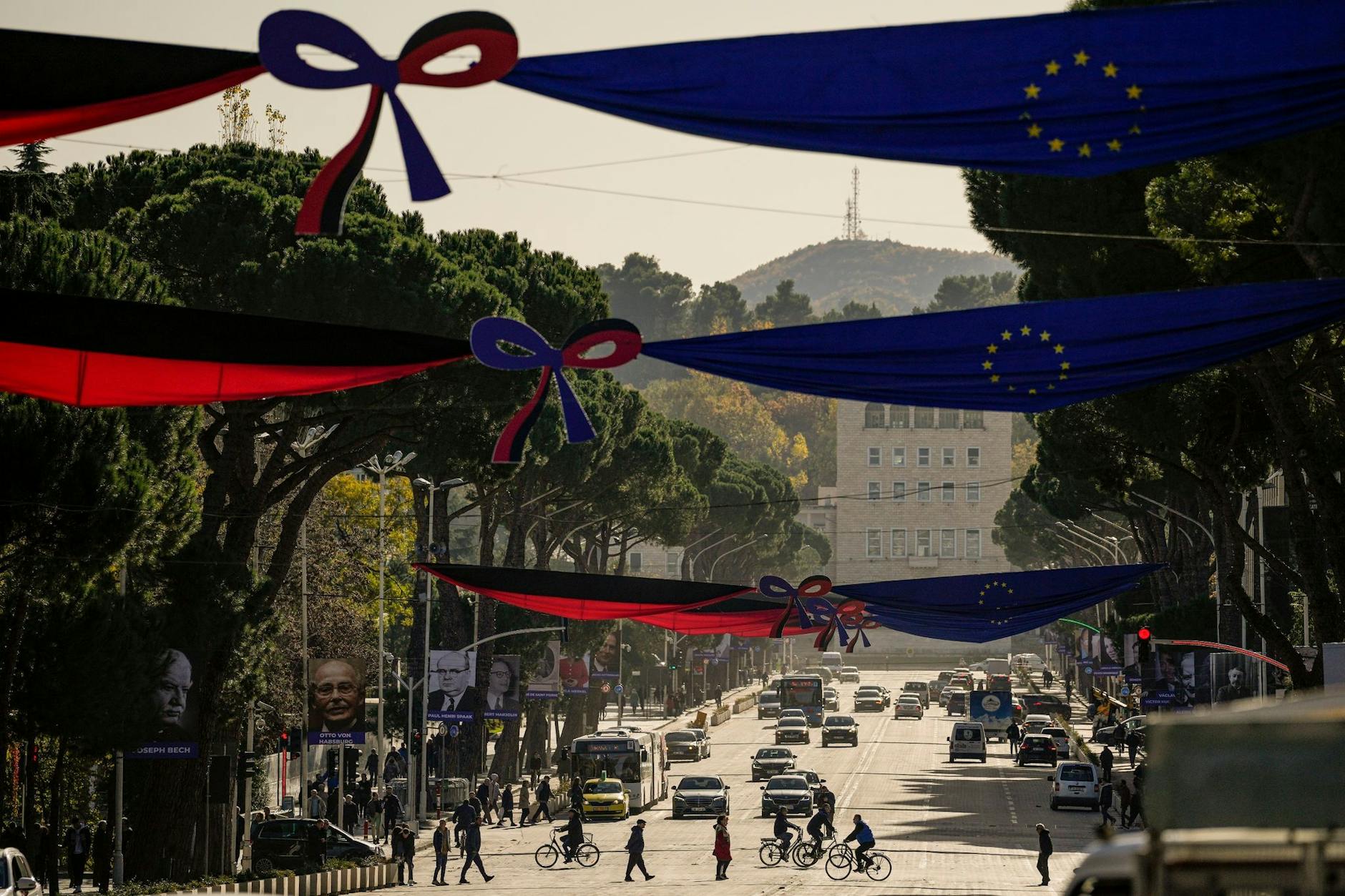 Menschen überqueren den Bulevardi Dëshmorët e Kombit (Boulevard der Märtyrer) in Albaniens Hauptstadt Tirana.
