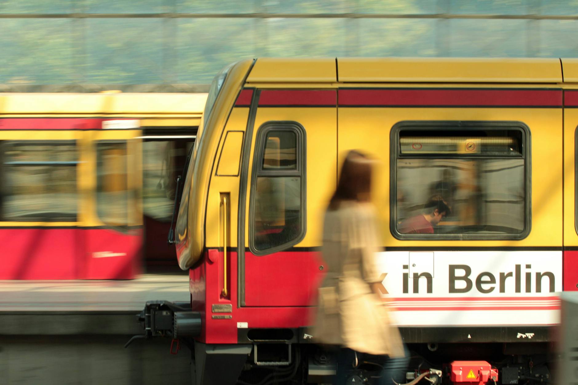 S-Bahn-Züge in Spandau: Seit 1998 fährt die S-Bahn wieder in den westlichsten Berliner Bezirk. Fahrgastverbände fordern, die Strecke wieder bis Falkensee zu verlängern.