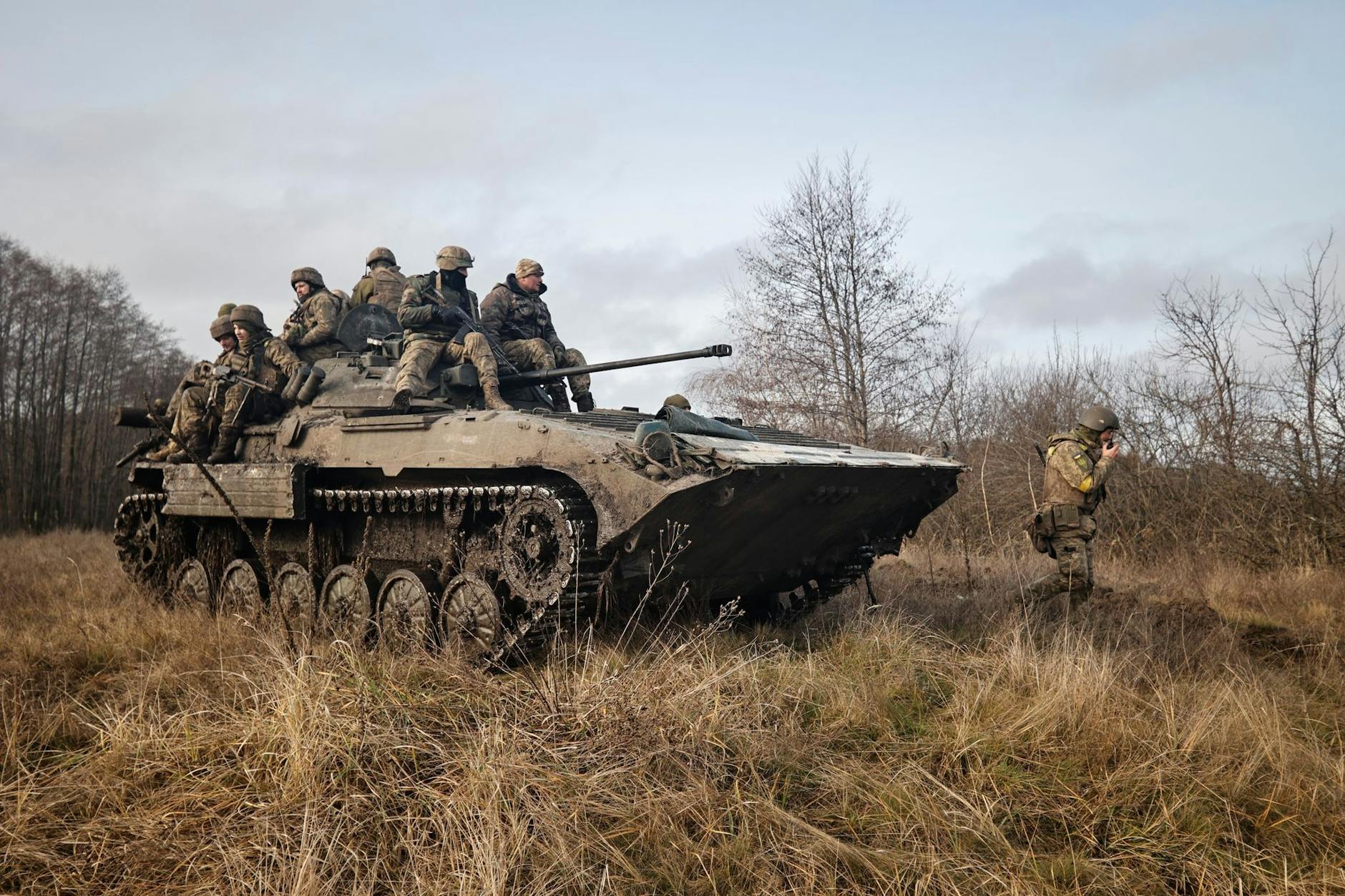 Ukrainische Soldaten beziehen Stellung an der Frontlinie in Donezk.