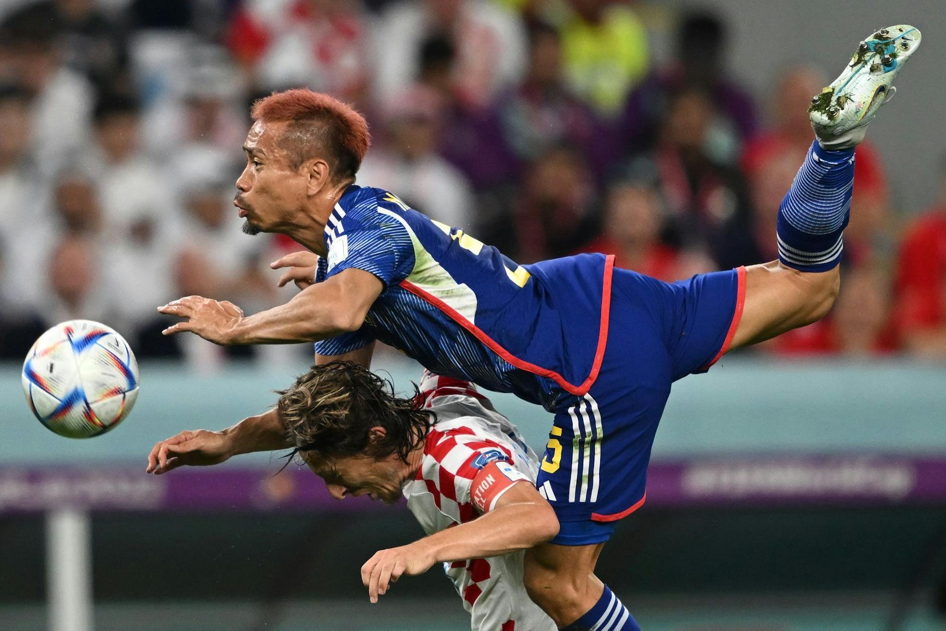 Kroatiens Luka Modric und Japans Yuto Nagatomo (oben) mit vollem Einsatz im Kampf um den Ball.
