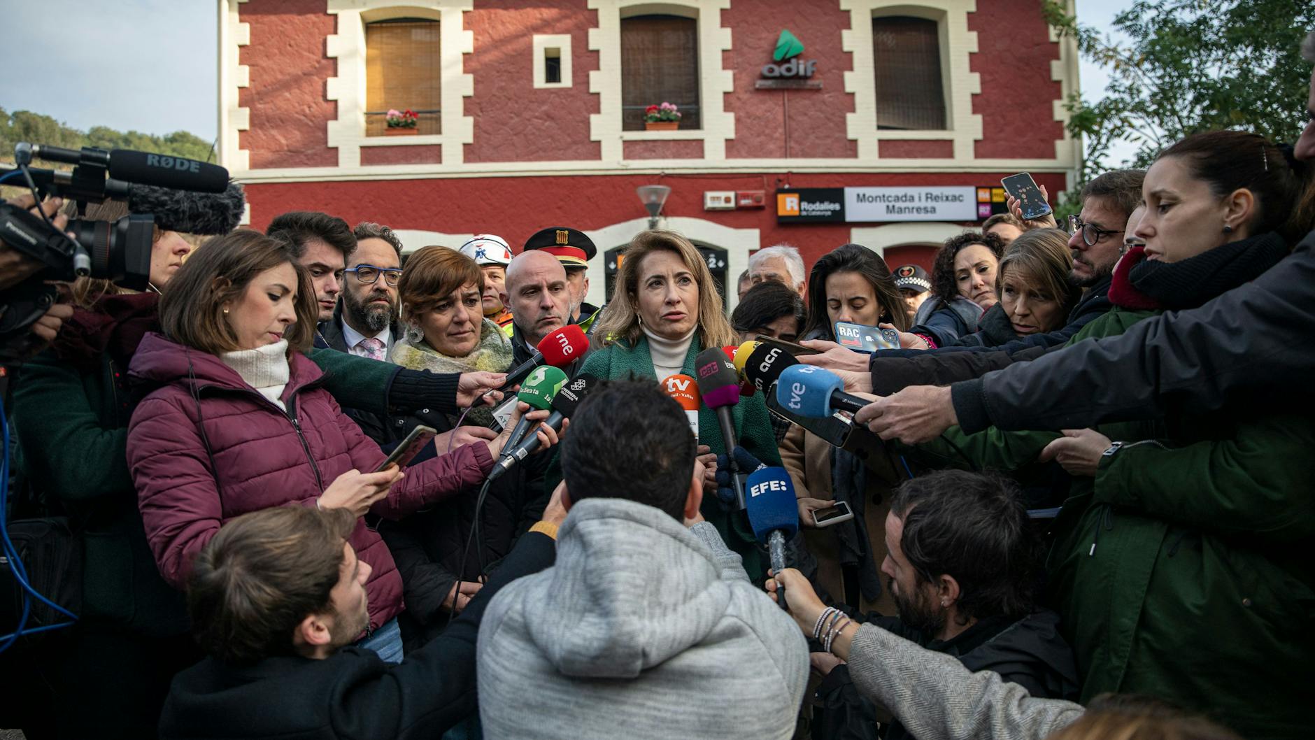 Raquel Sanchez, Verkehrsministerin von Spanien, spricht mit Journalisten vor dem Bahnhof Montcada i Reixac. 