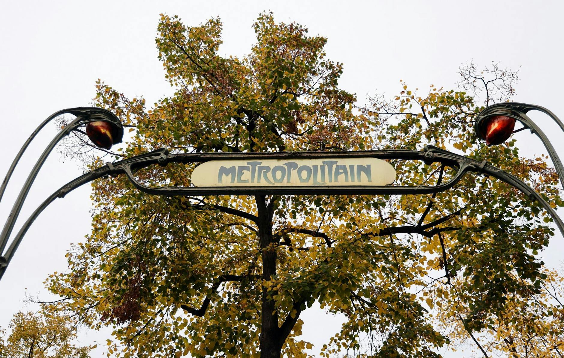 ARCHIV - Wenn die Metro endlich kommt, ist sie heillos überfüllt und jetzt sollen auch noch die Tickets teurer werden.