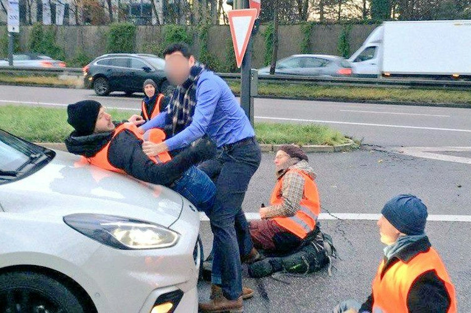 Die Protestbewegung „Letzte Generation“ hat ein Foto der Szene selbst auf Twitter veröffentlicht.