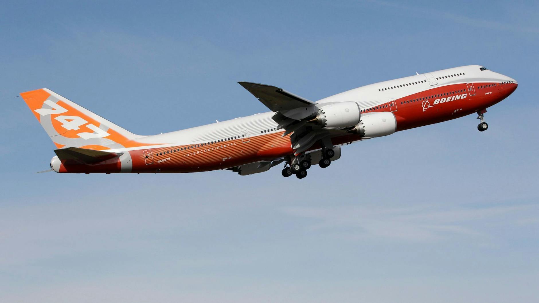 ARCHIV - Der letzte Jumbo-Jet vom Typ 747 hat das große Boeing-Werk in Everett bei Seattle verlassen.