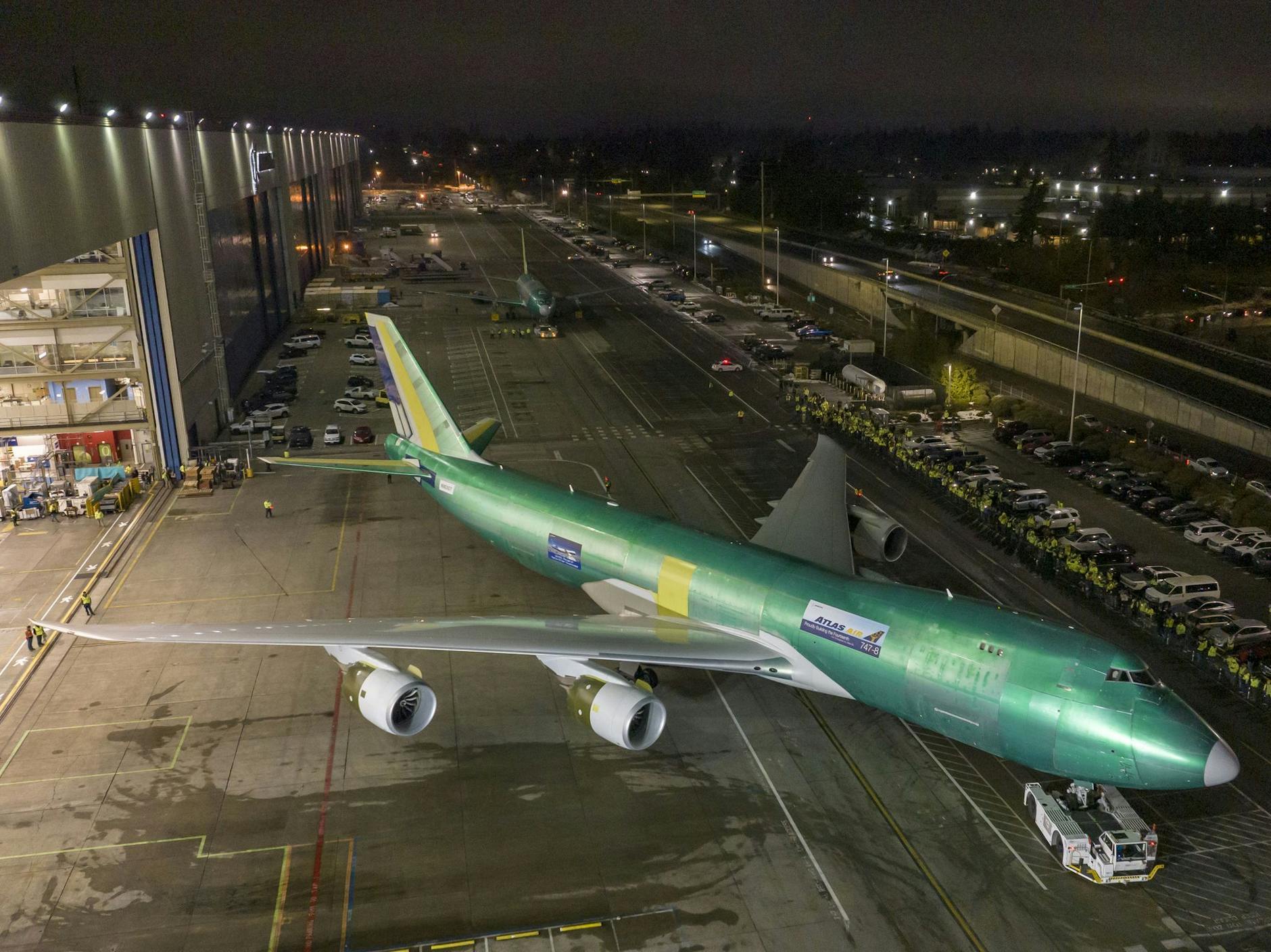 HANDOUT - Der letzte Jumbo-Jet vom Typ 747 hat am Dienstagabend das große Boeing-Werk in Everett bei Seattle verlassen.