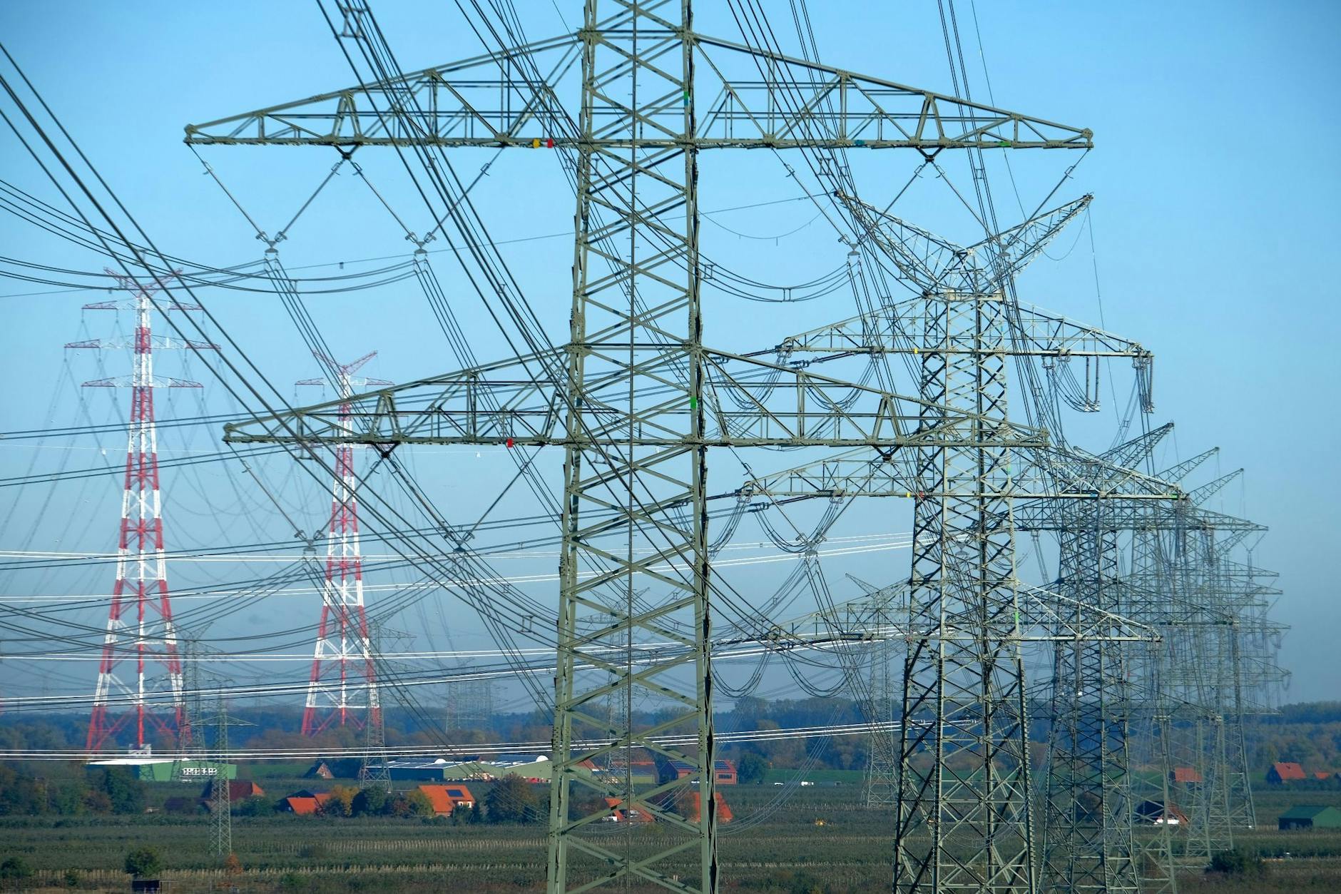 Strommasten in Deutschland: Eine kritische Warnung eines Netzbetreibers schürte Angst vor einem Blackout.