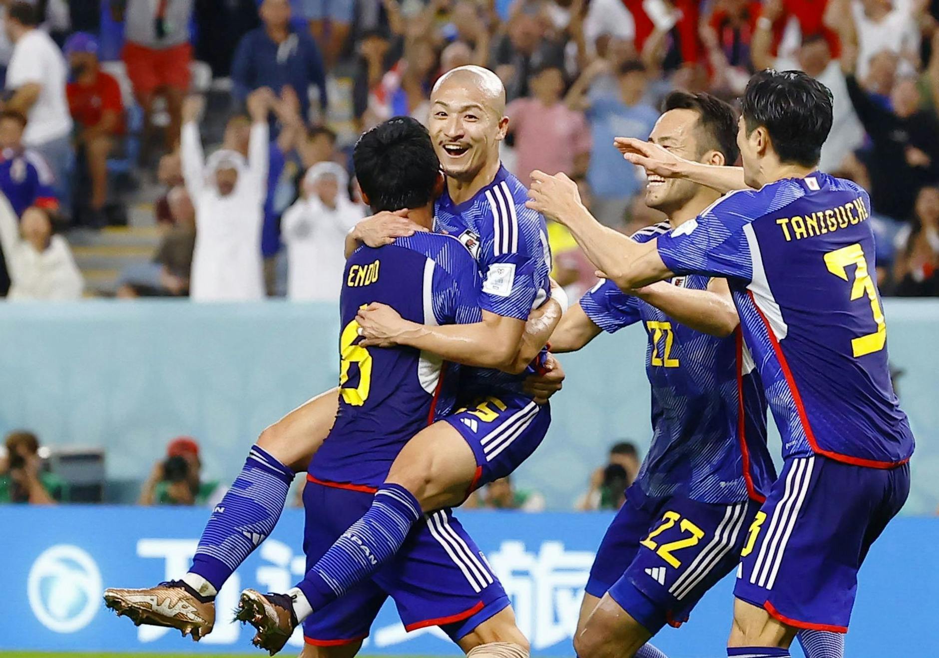 Die Japaner feiern den Torschützen zum 1:0 gegen Kroatien Daizen Maeda (2.v.l.).