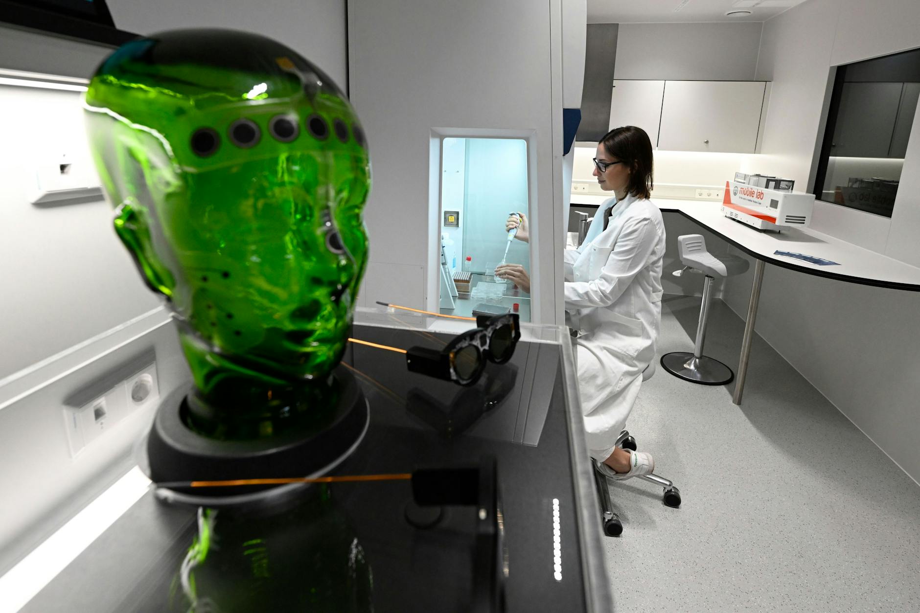 Forschung hat in Deutschland einen sehr hohen Stellenwert, auch bei den Bürgern. Hier ein mobiles biologisches Labor der Fraunhofer-Gesellschaft, in dem man neue Entwicklungen vorführen und testen kann.