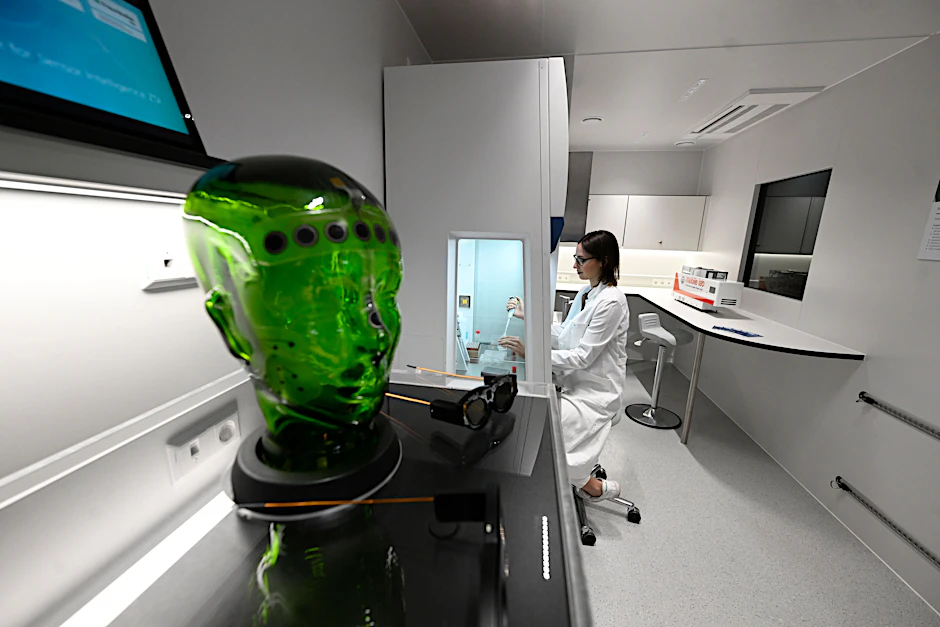 Forschung hat in Deutschland einen sehr hohen Stellenwert, auch bei den Bürgern. Hier ein mobiles biologisches Labor der Fraunhofer-Gesellschaft, in dem man neue Entwicklungen vorführen und testen kann.
