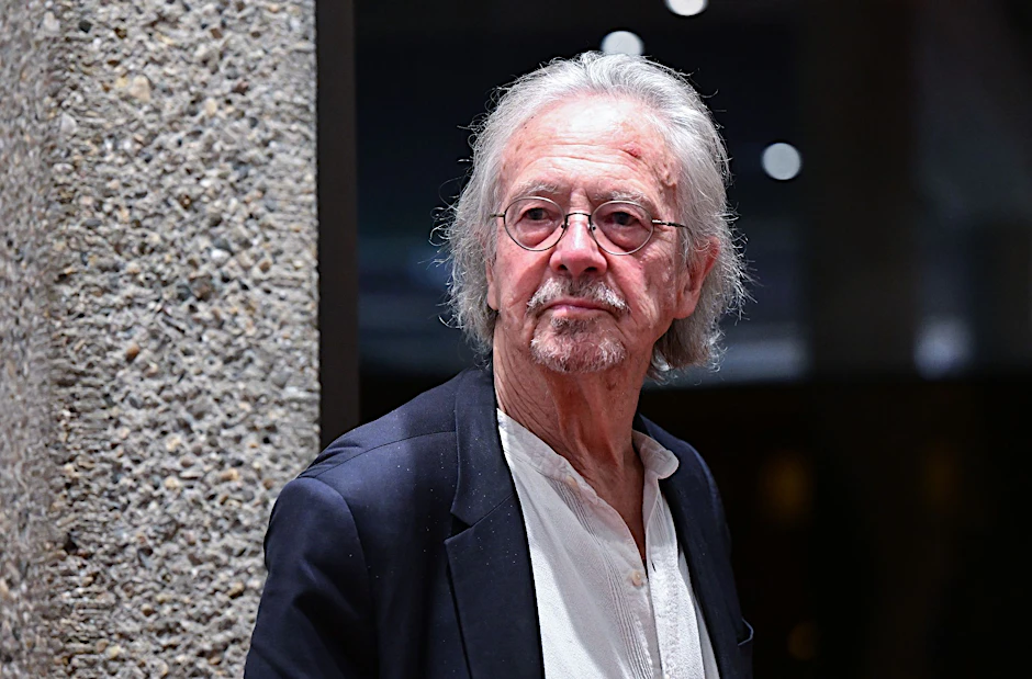 ARCHIV - Der Literaturnobelpreisträger Peter Handke, aufgenommen bei einer Lesung im Deutschen Literaturarchiv in Marbach. Am 6.
              Dezember wird er 80.  