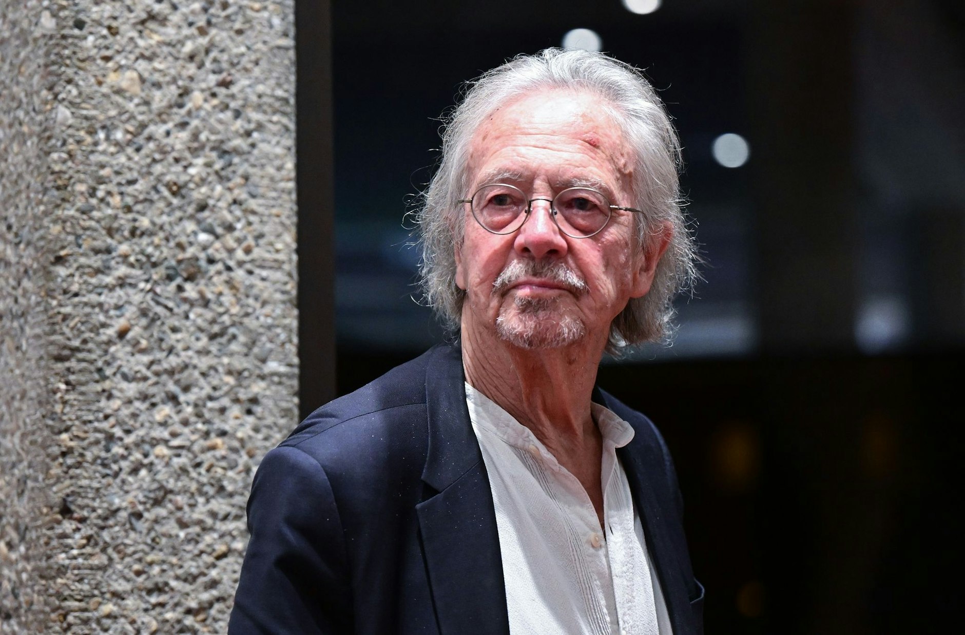ARCHIV - Der Literaturnobelpreisträger Peter Handke, aufgenommen bei einer Lesung im Deutschen Literaturarchiv in Marbach. Am 6.
Dezember wird er 80.  
