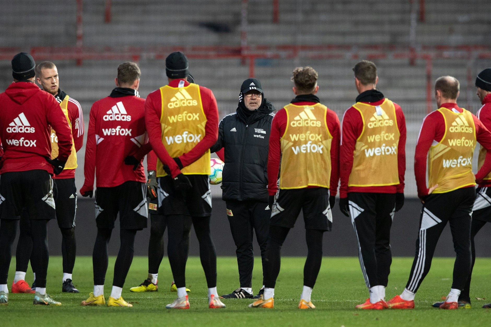 Coach Urs Fischer (Mitte) trainierte mit den Profis des 1. FC Union Berlin im Stadion An der Alten Försterei.