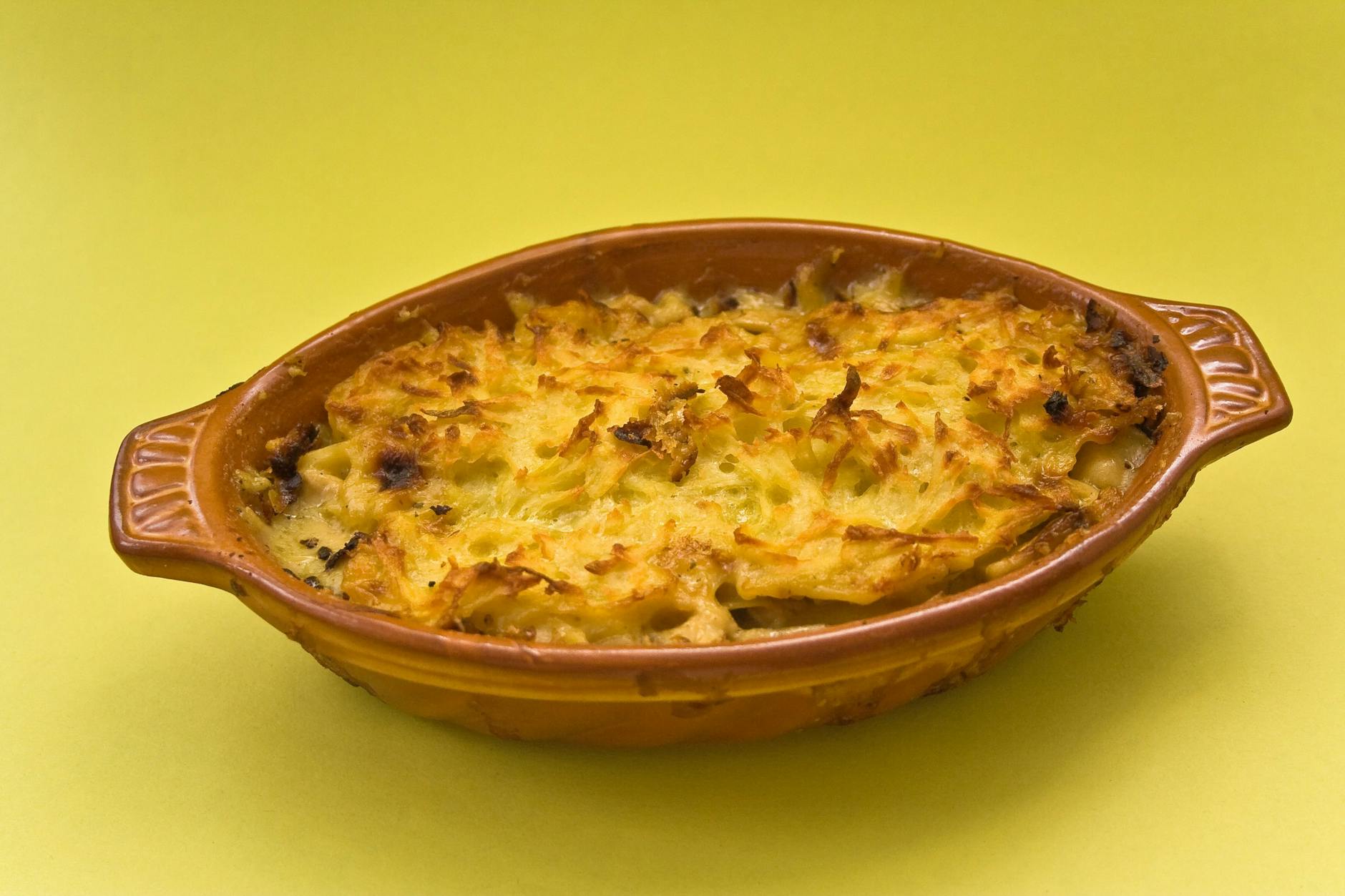 Ein wärmender Schichtauflauf, hier mit Wirsing, Kartoffeln und herzhaftem Fontina-Käse