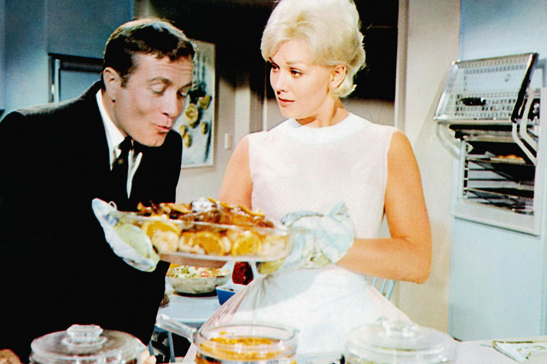 Auflauf begeistert jeden: Howard Morris und Kim Novak in „Boys Night Out“ von 1962.