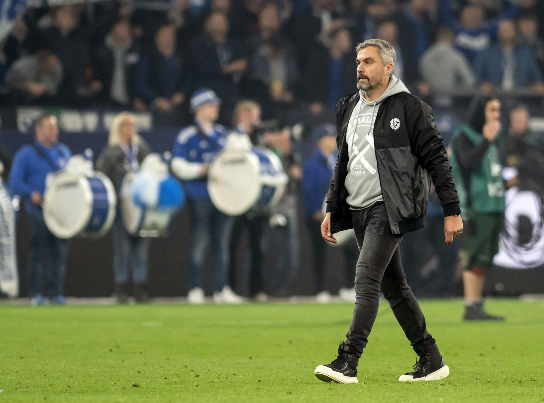 ARCHIV - Schalkes Trainer Thomas Reis.
