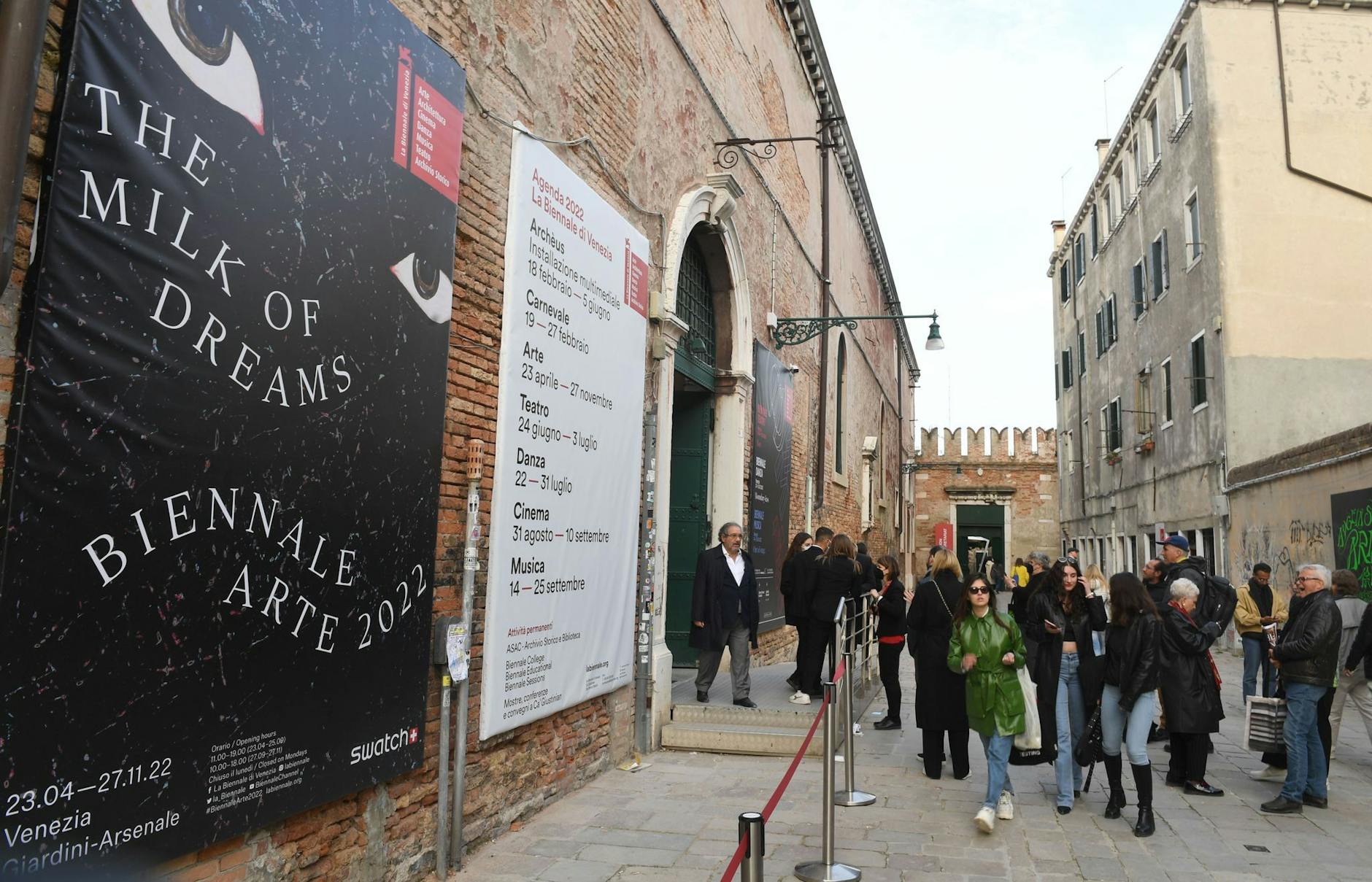 ARCHIV - Besucher vor dem Eingang des Arsenale-Geländes bei der 59. Kunstbiennale.