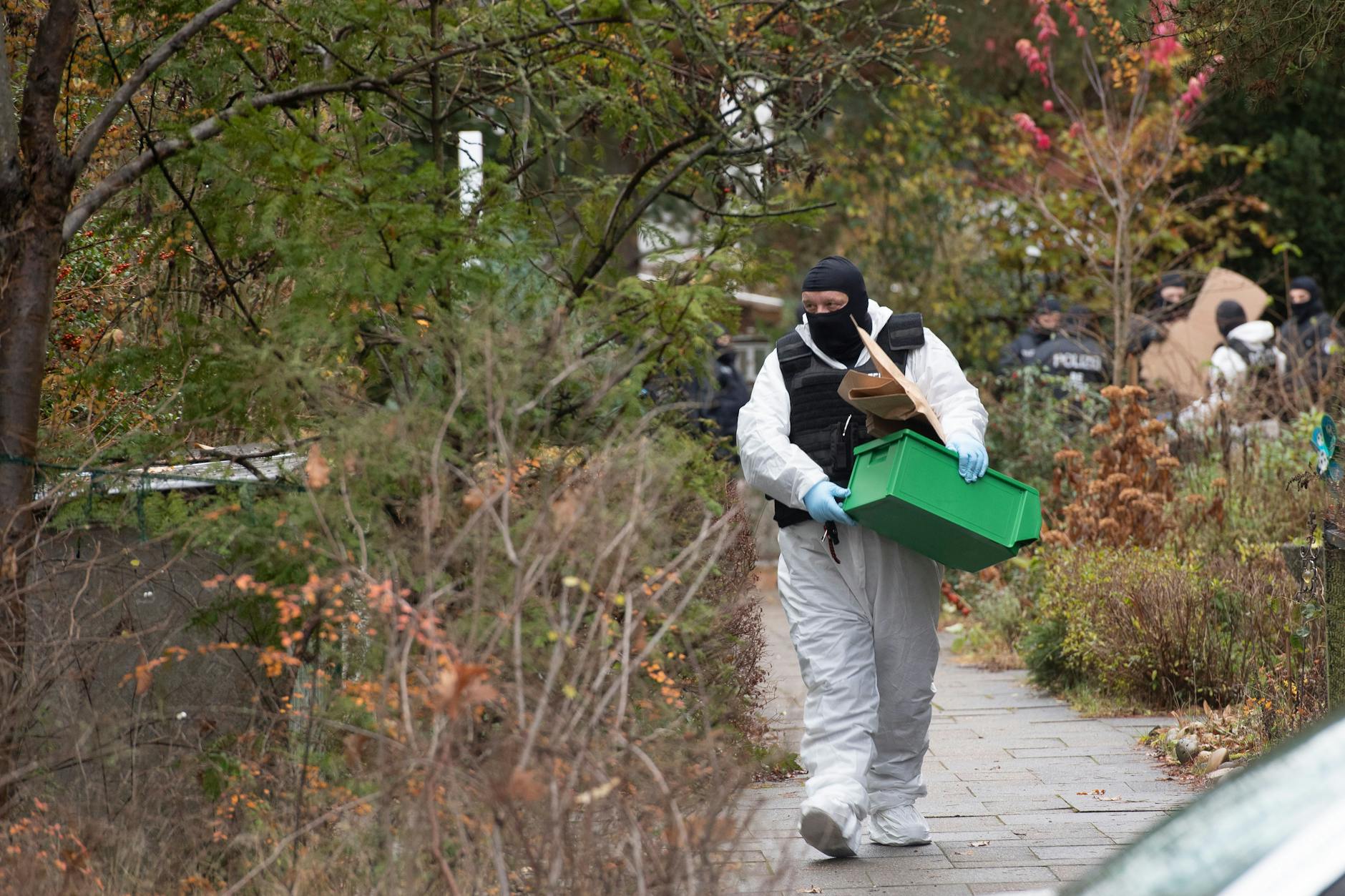 Razzia: Ein Mitarbeiter der Spurensicherung in Berlin-Wannsee.