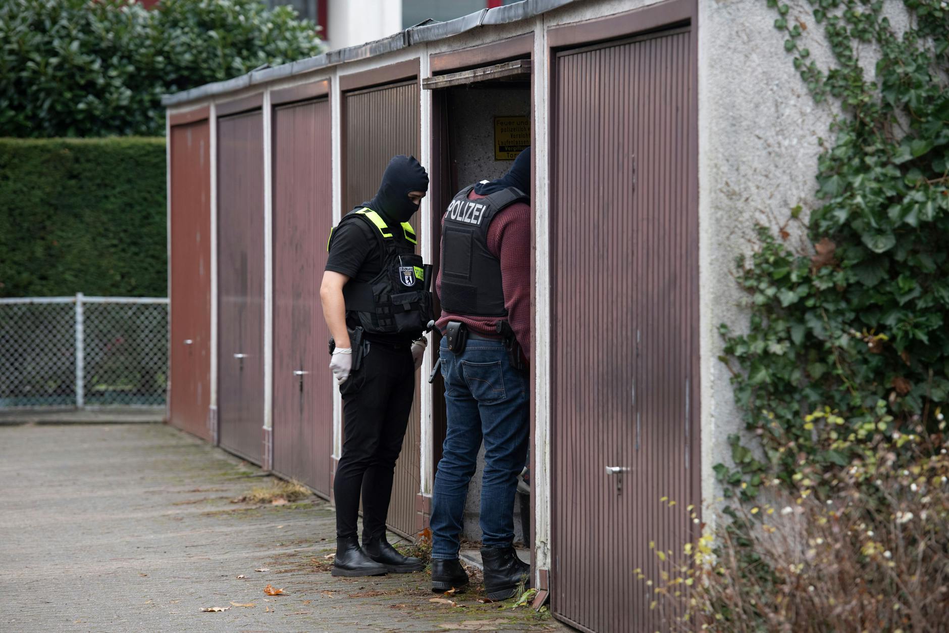 Reichsbürger-Razzia: Ermittler der Polizei durchsuchen eine Garage in Wannsee.
