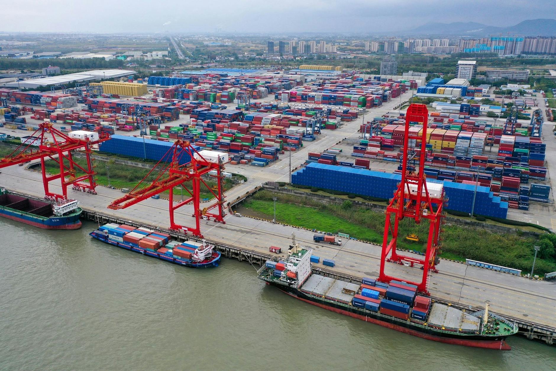 ARCHIV - Containerschiffe in einem Hafen in Nanjing in der ostchinesischen Provinz Jiangsu.