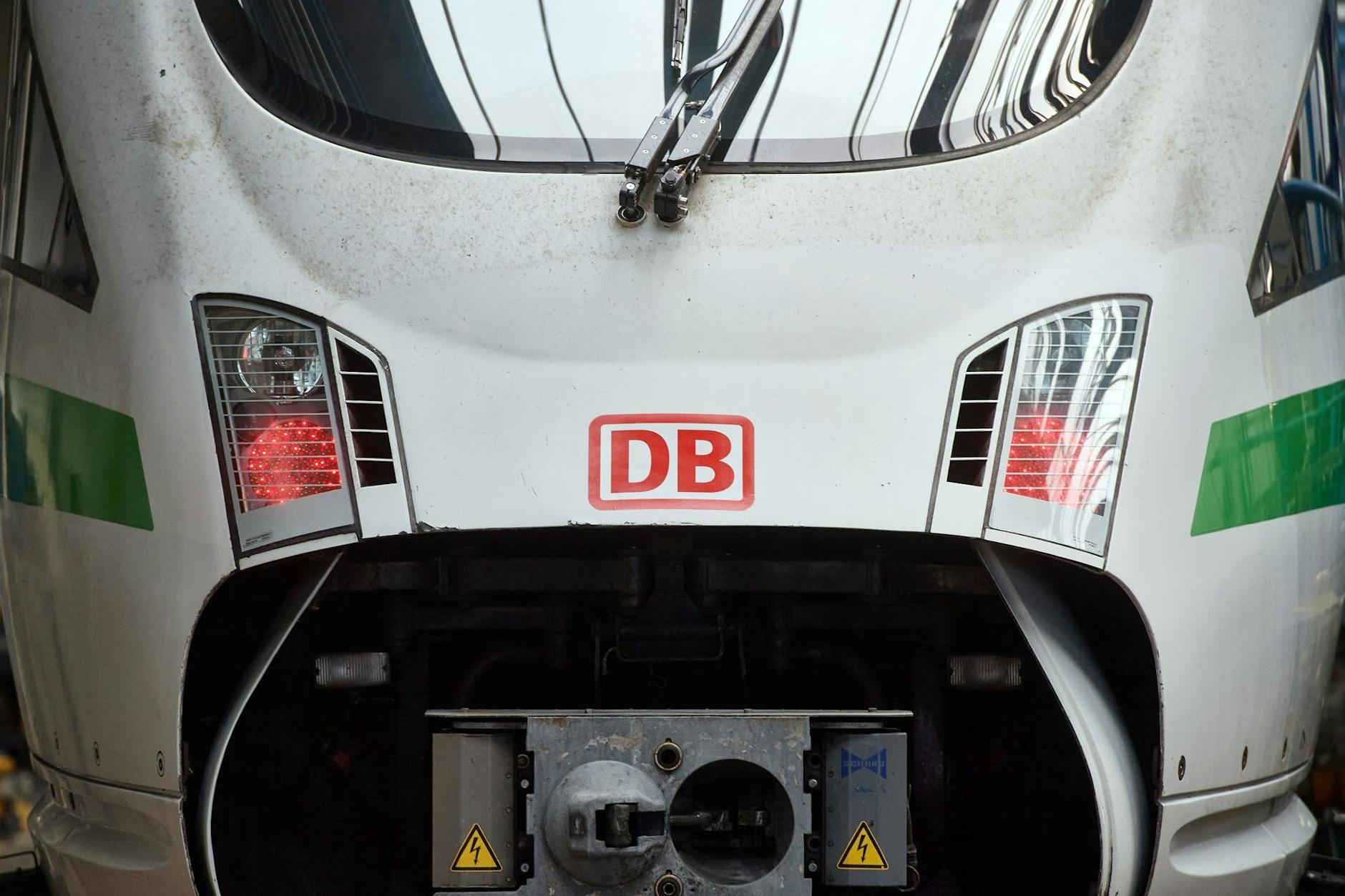 Das Logo der Deutschen Bahn ist auf der Front eines ICE zu sehen. Neue Strecken, dichtere Taktung: Zum Fahrplanwechsel verspricht die Deutsche Bahn Verbesserungen für die Fahrgäste. 