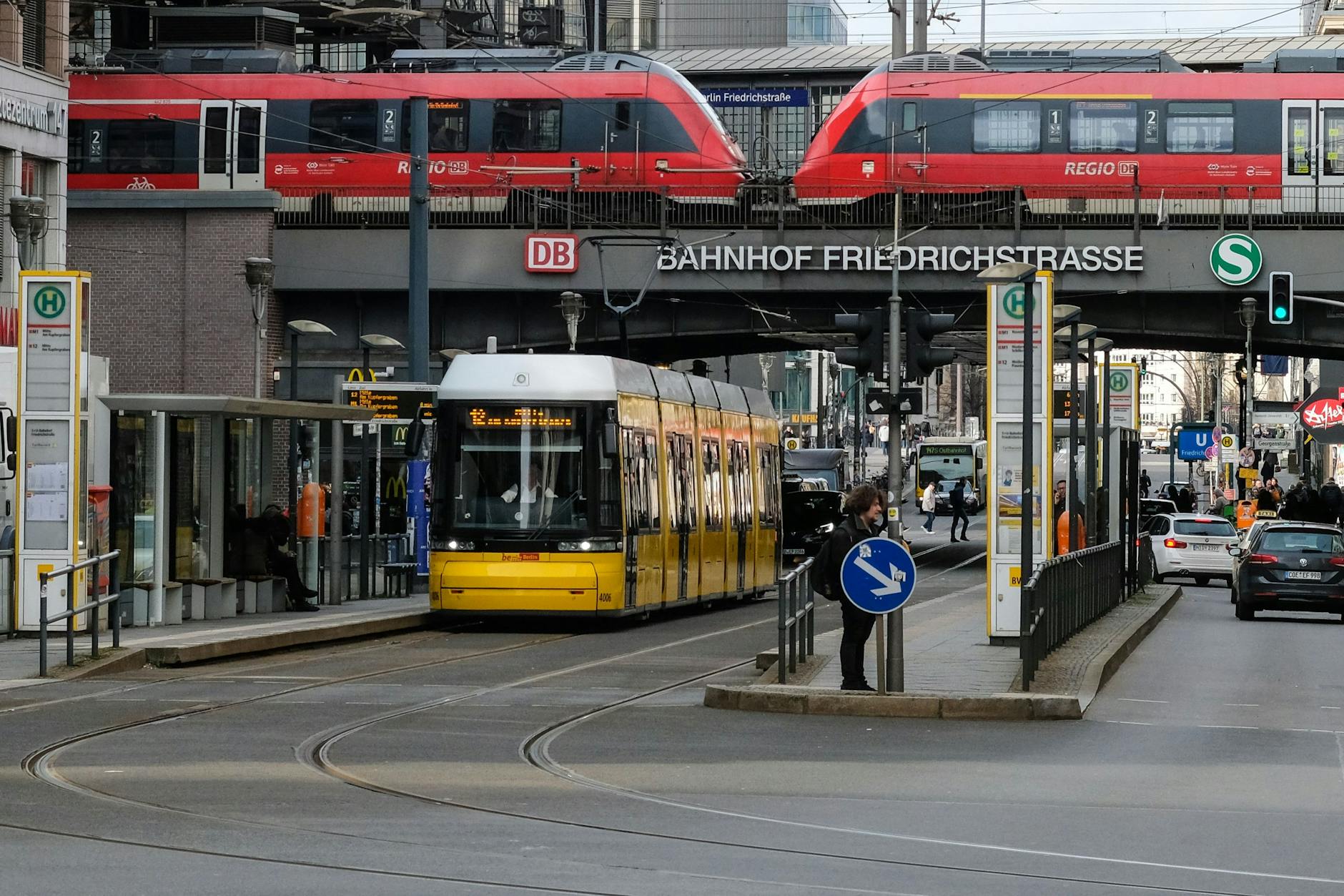 Bahnhof Friedrichstraße: Kommt das 49-Euro-Ticket nun noch im ersten Quartal?