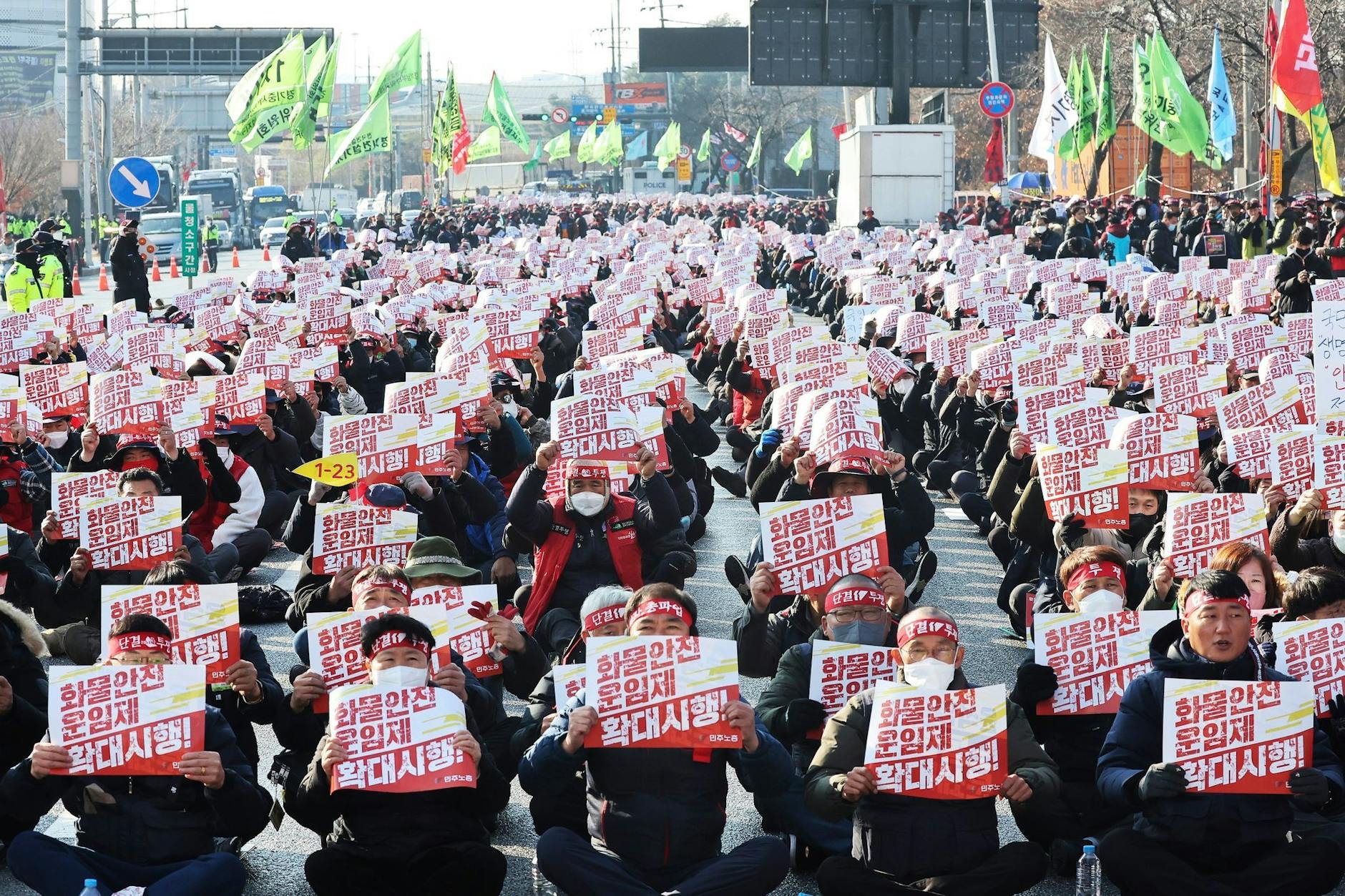 Der koreanische Gewerkschaftsbund veranstaltet in Uiwang eine Kundgebung zur Unterstützung des laufenden Streiks der Lkw-Fahrer. Mit ihren Karten fordern sie den "Ausbau eines sicheren Frachttarifsystems für Lkw".  