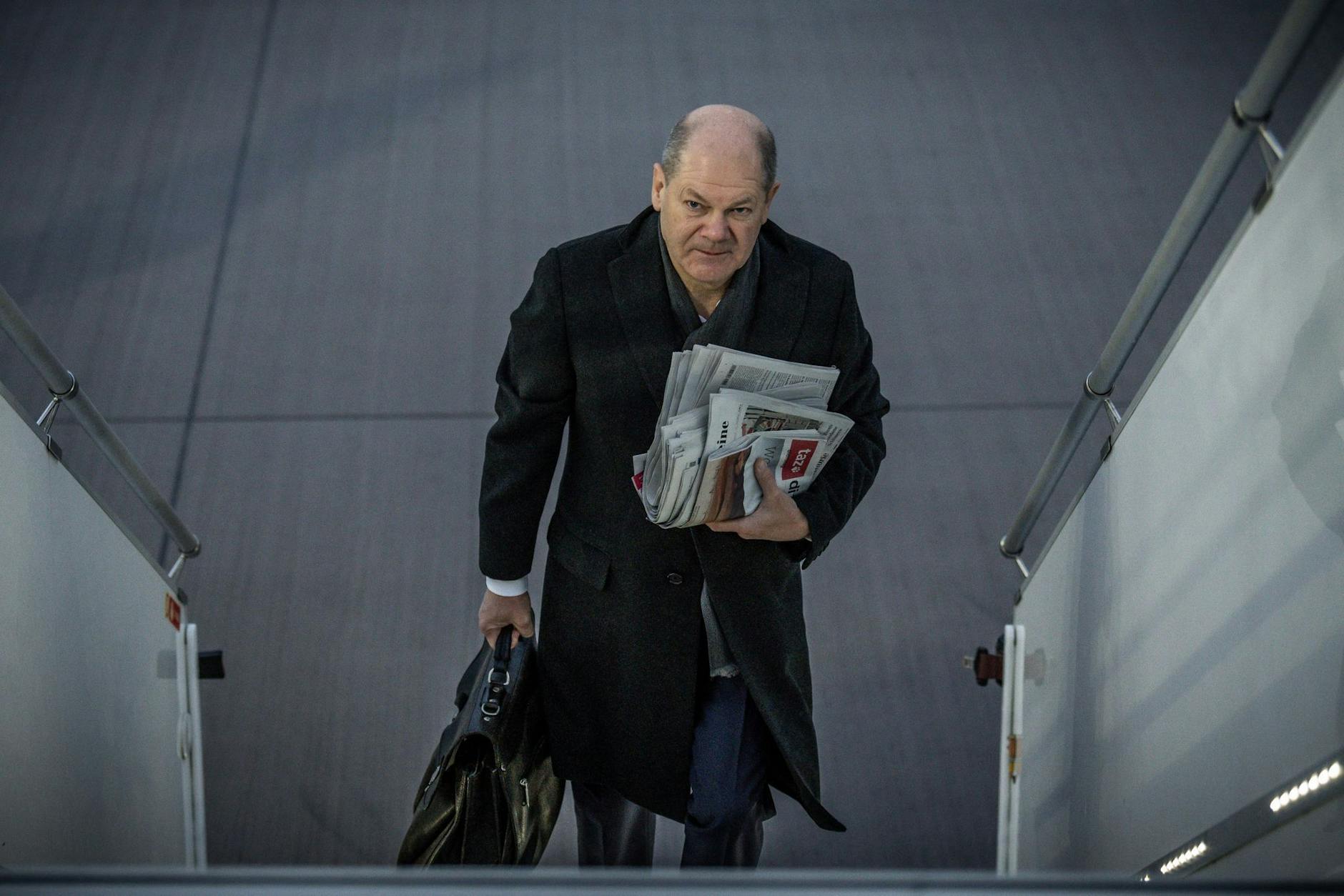 dpatopbilder - Bundeskanzler Olaf Scholz (SPD) auf dem Weg zum EU-Westbalkan-Gipfel in Albanies Hauptstadt Tirana - seine Regierung macht bei den Wählern derzeit keine so gute Figure.