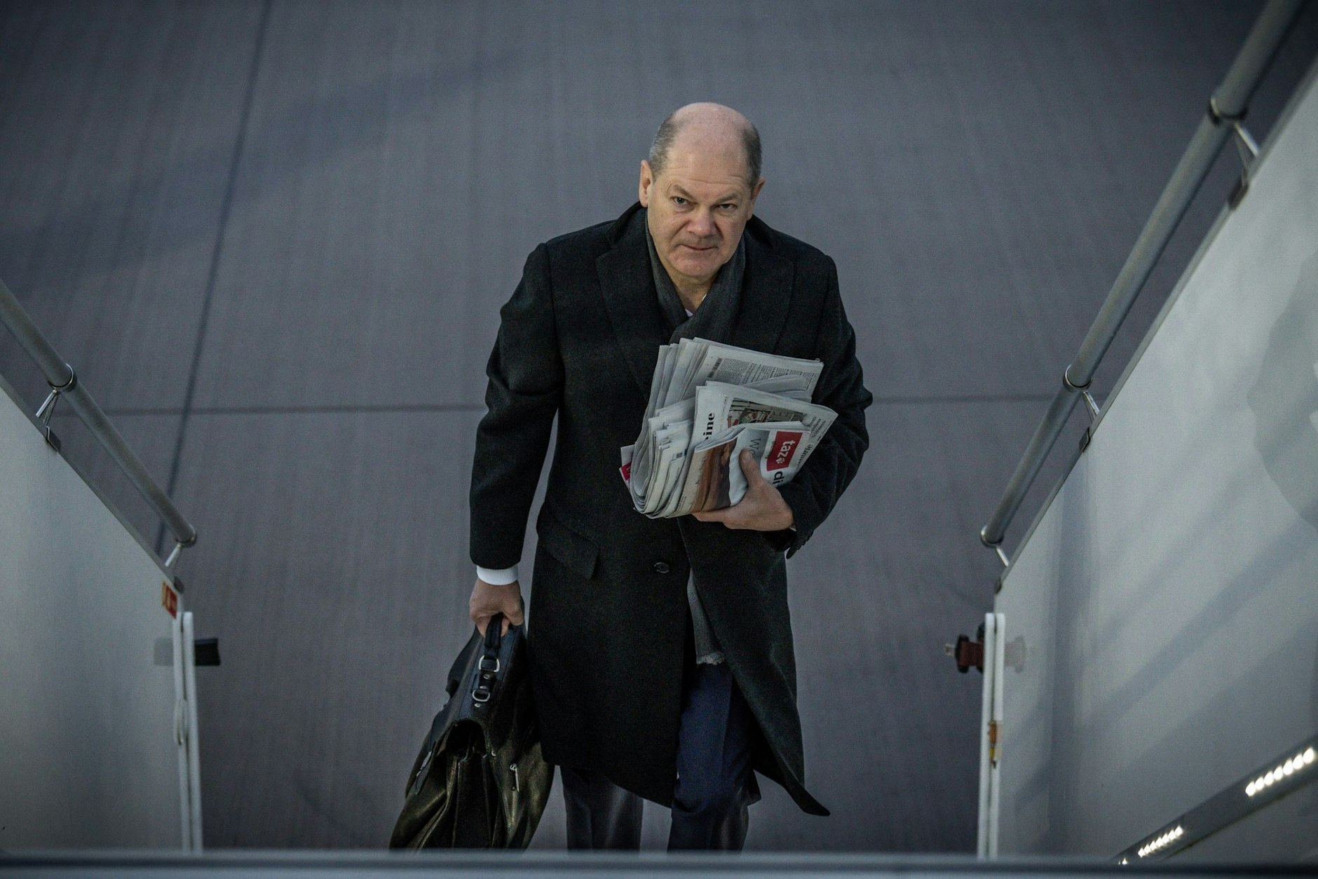 dpatopbilder - Bundeskanzler Olaf Scholz (SPD) auf dem Weg zum EU-Westbalkan-Gipfel in Albanies Hauptstadt Tirana - seine Regierung macht bei den Wählern derzeit keine so gute Figure.  