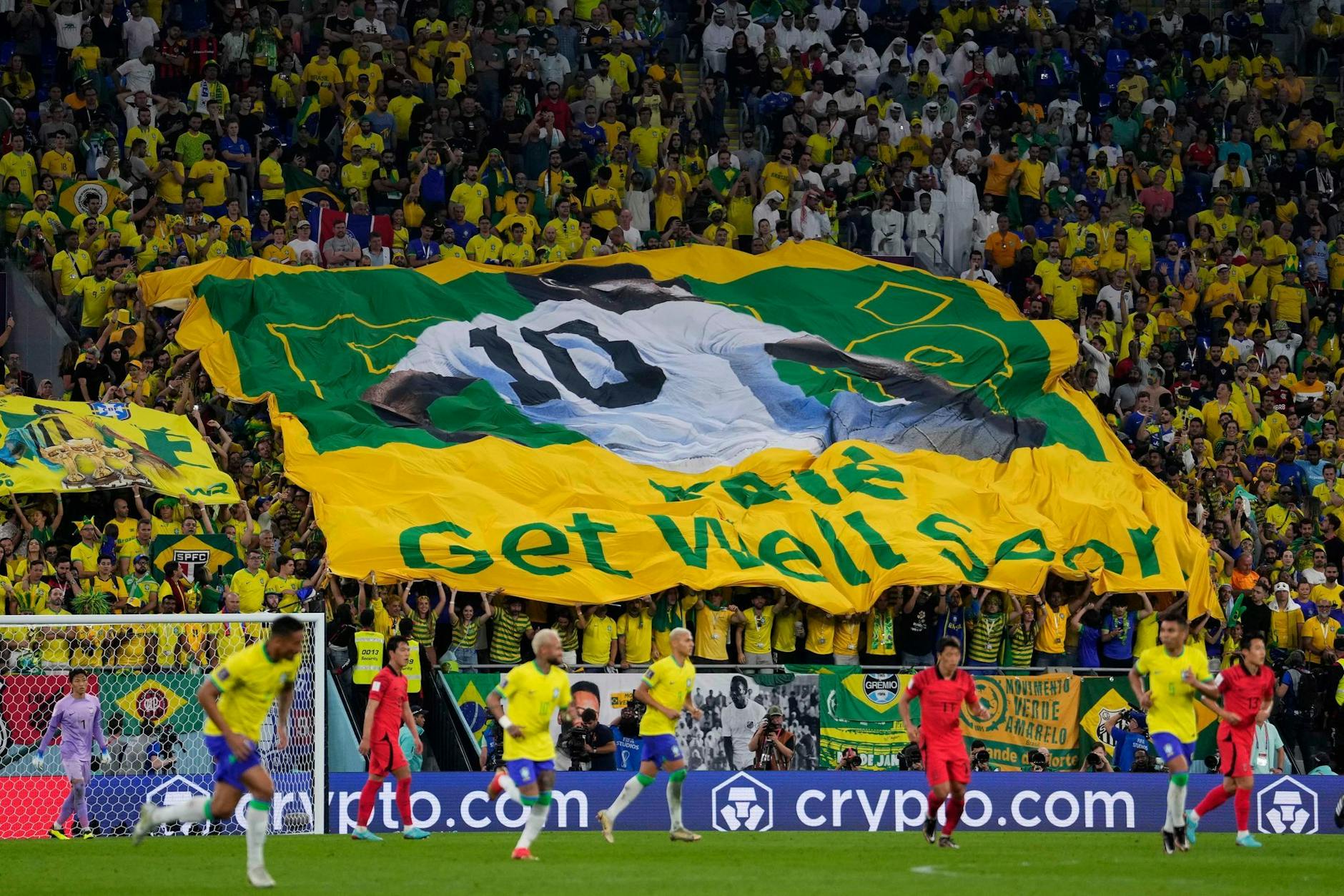 Vor dem Spiel gegen Südkorea hat Fans aus Brasilien ein Transparent mit einer Botschaft für Fußballlegende Pelé:«Get Well Soon».