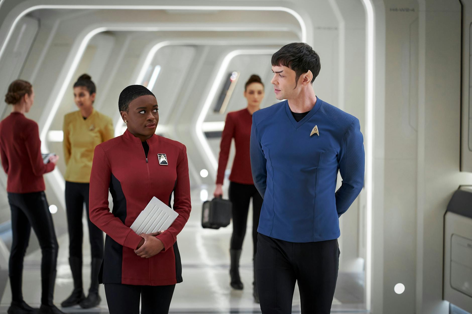 Uhura (Celia Rose Gooding) und Spock (Ethan Peck) in „Star Trek: Strange New Worlds“