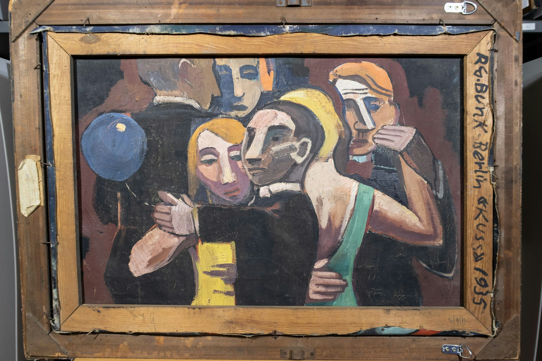 Eines der untersuchten Werke ist Rudolf G. Bunks „Tanzende Paare“, 1935, auf der Rückseite des Gemäldes „Porträt Hanns Meinke“. Vermutlich führte Materialknappheit zur Wiederverwendung der Leinwand.