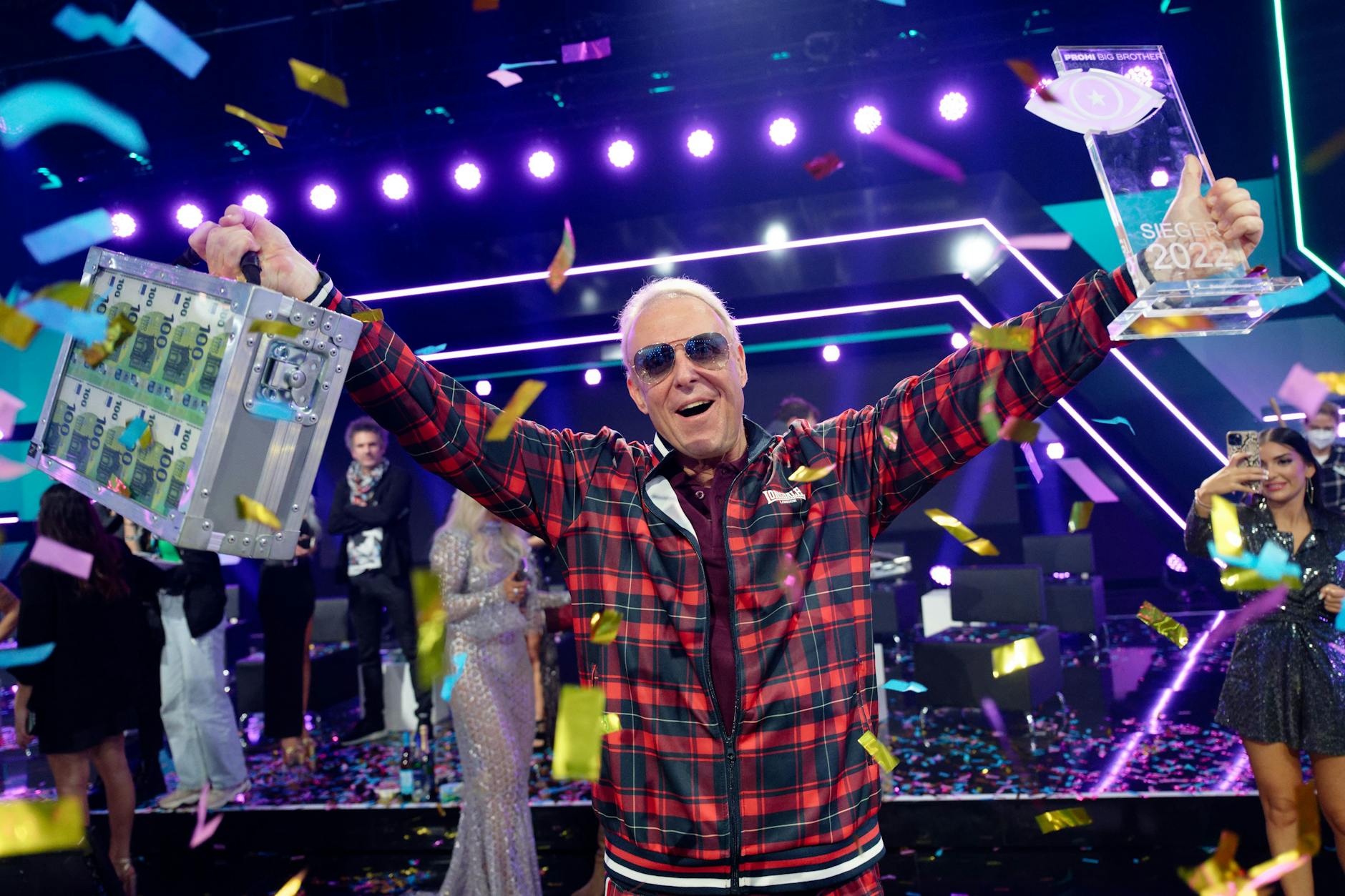 Der Box-Manager Rainer Gottwald jubelt über den Gewinn der Reality-Show „Promi Big Brother“ auf Sat.1.