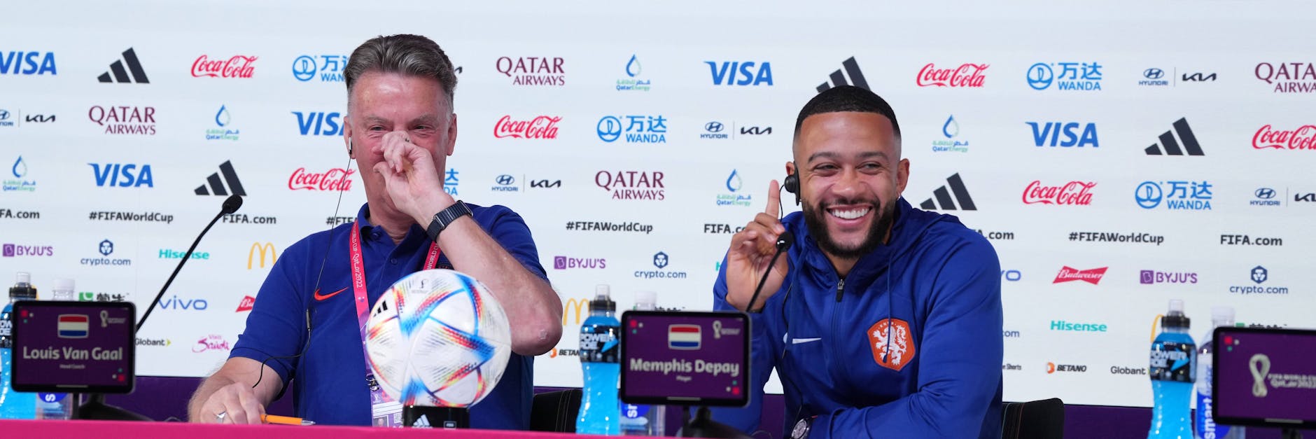 Einspruch: Hollands Stürmer Memphis Depay will keinen Kuss von Trainer Louis van Gaal