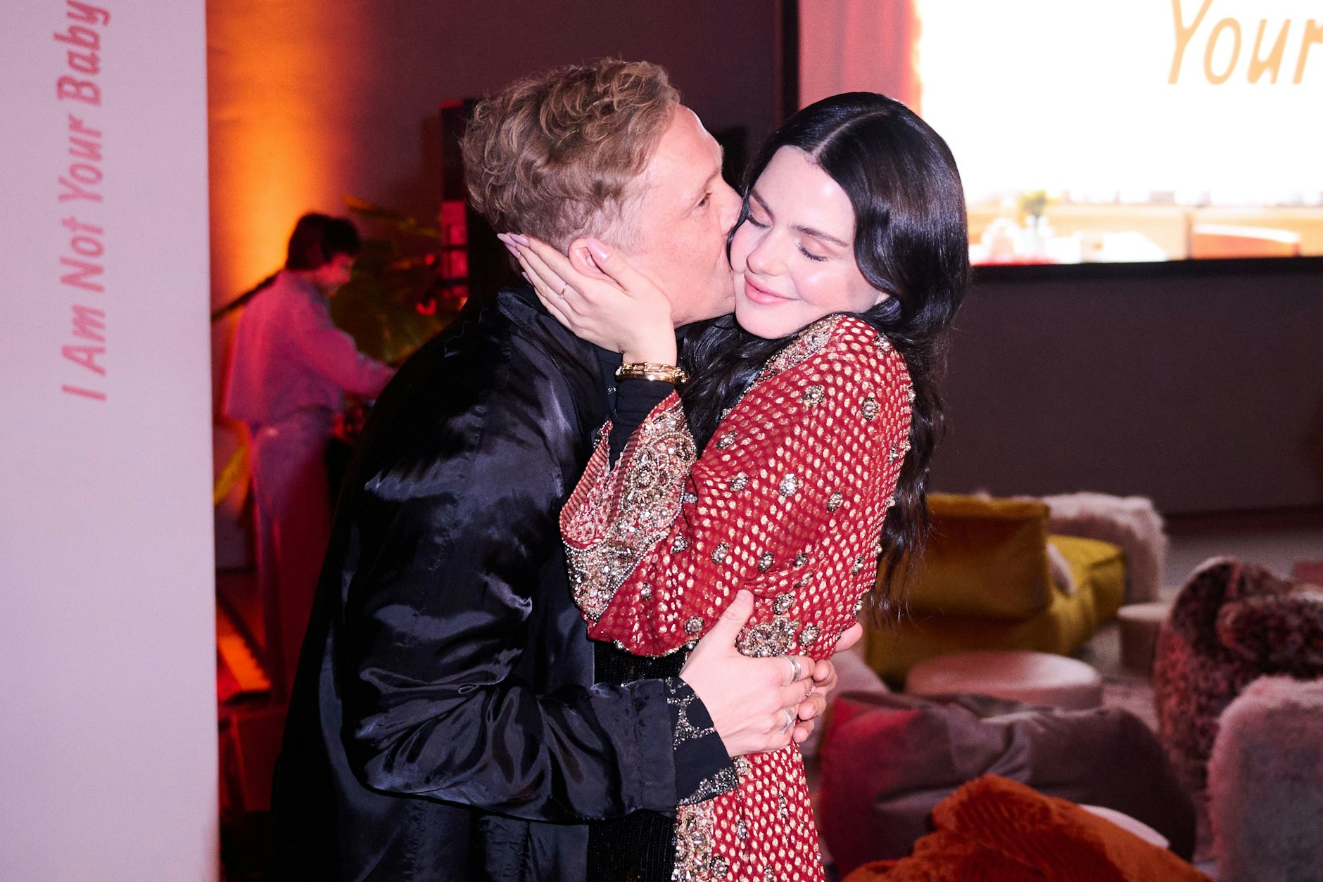 Berlin: Matthias Schweighöfer küsst seine Freundin Ruby O. Fee beim Premierenscreening des Netflix-YouTube-Films „I AM (not your Baby)“.