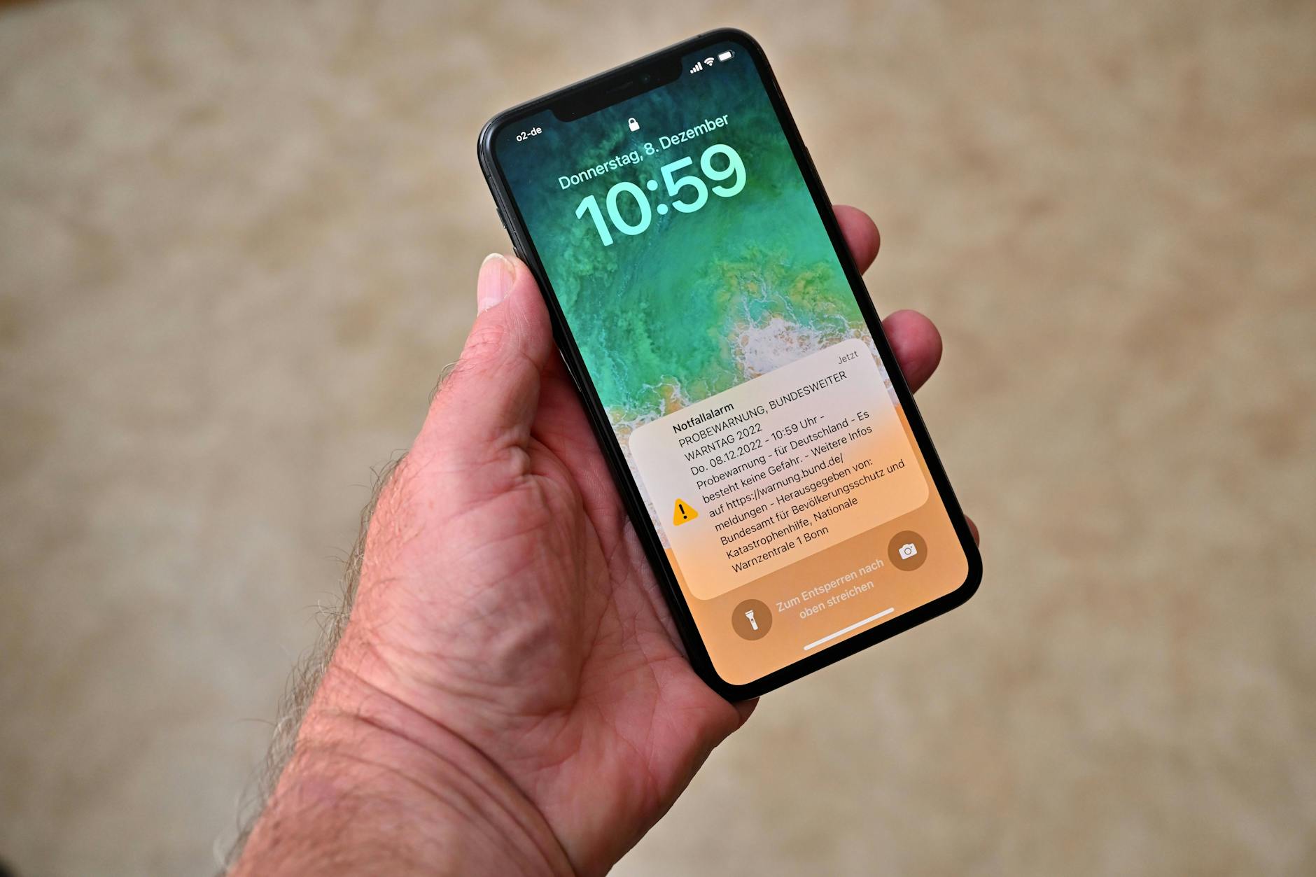 Warnung vor einer Katastrophe auf dem Handy.